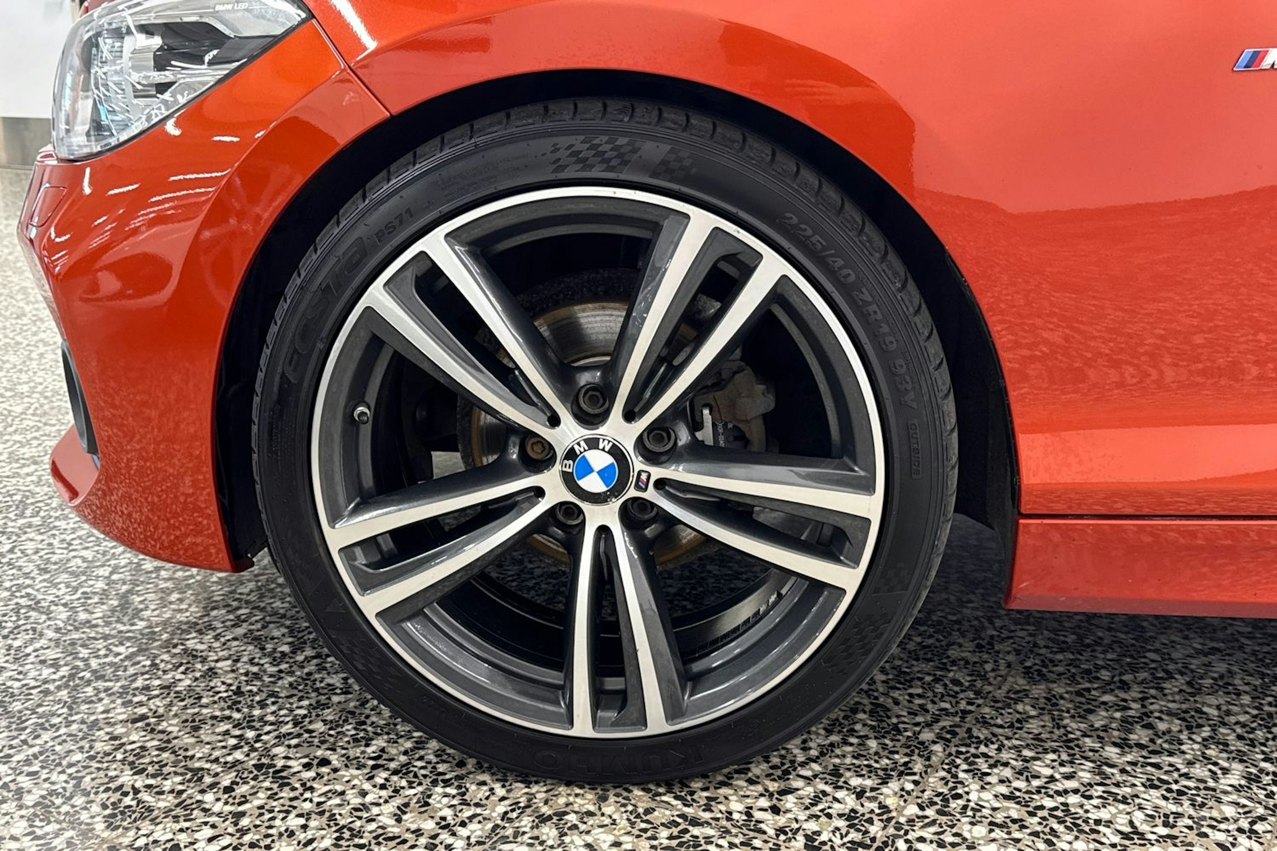 oranssi BMW 118 2017 kuva 33.