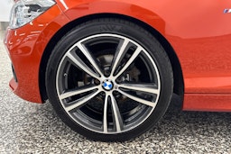 oranssi BMW 118 2017 kuva 33.
