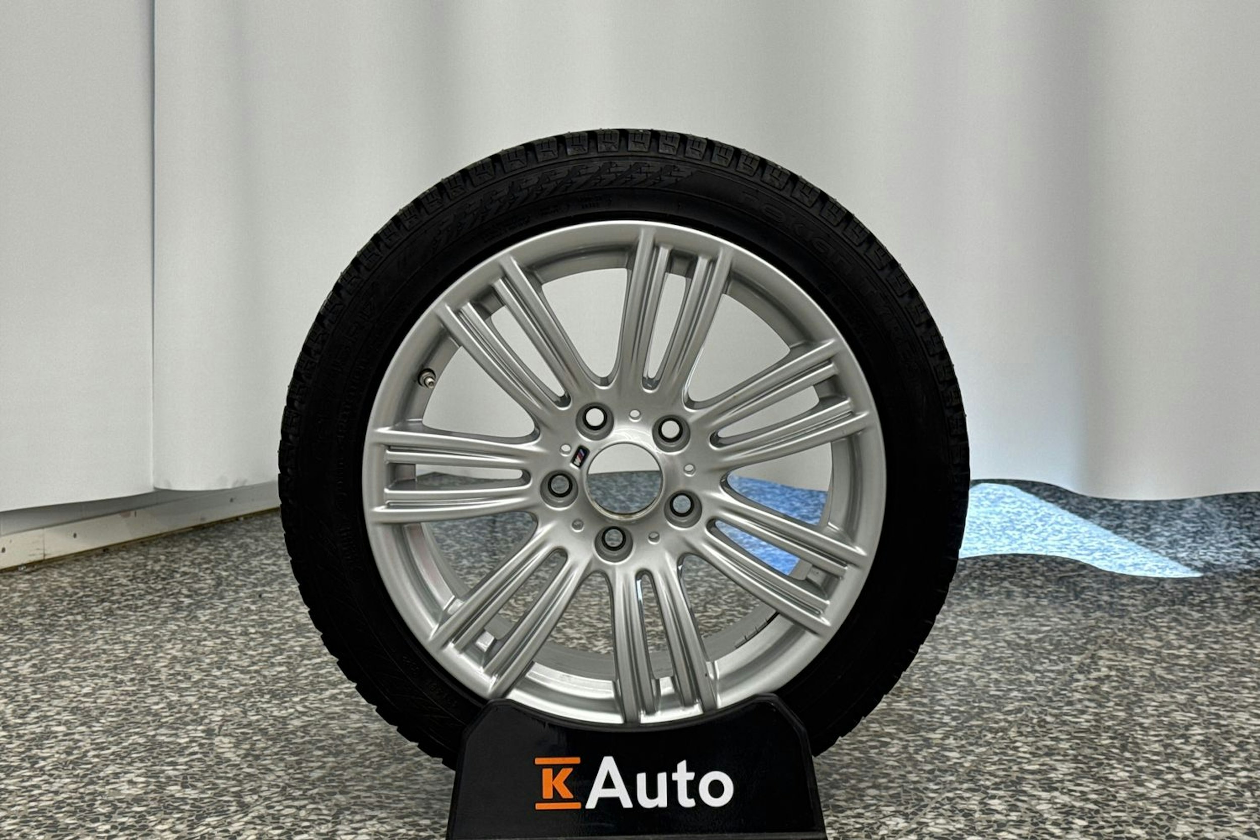 oranssi BMW 118 2017 kuva 34.