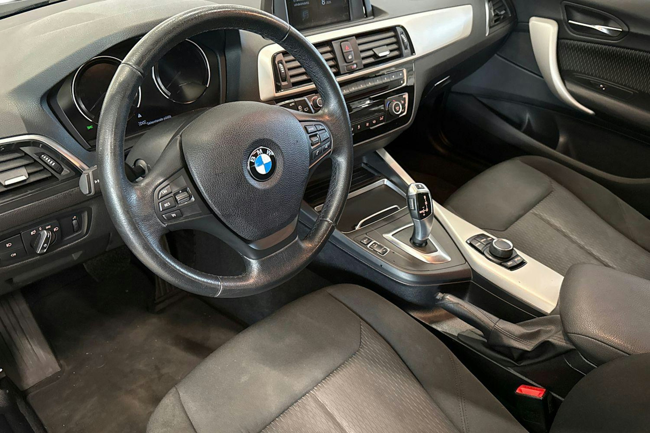 musta BMW 118 2018 kuva 7.