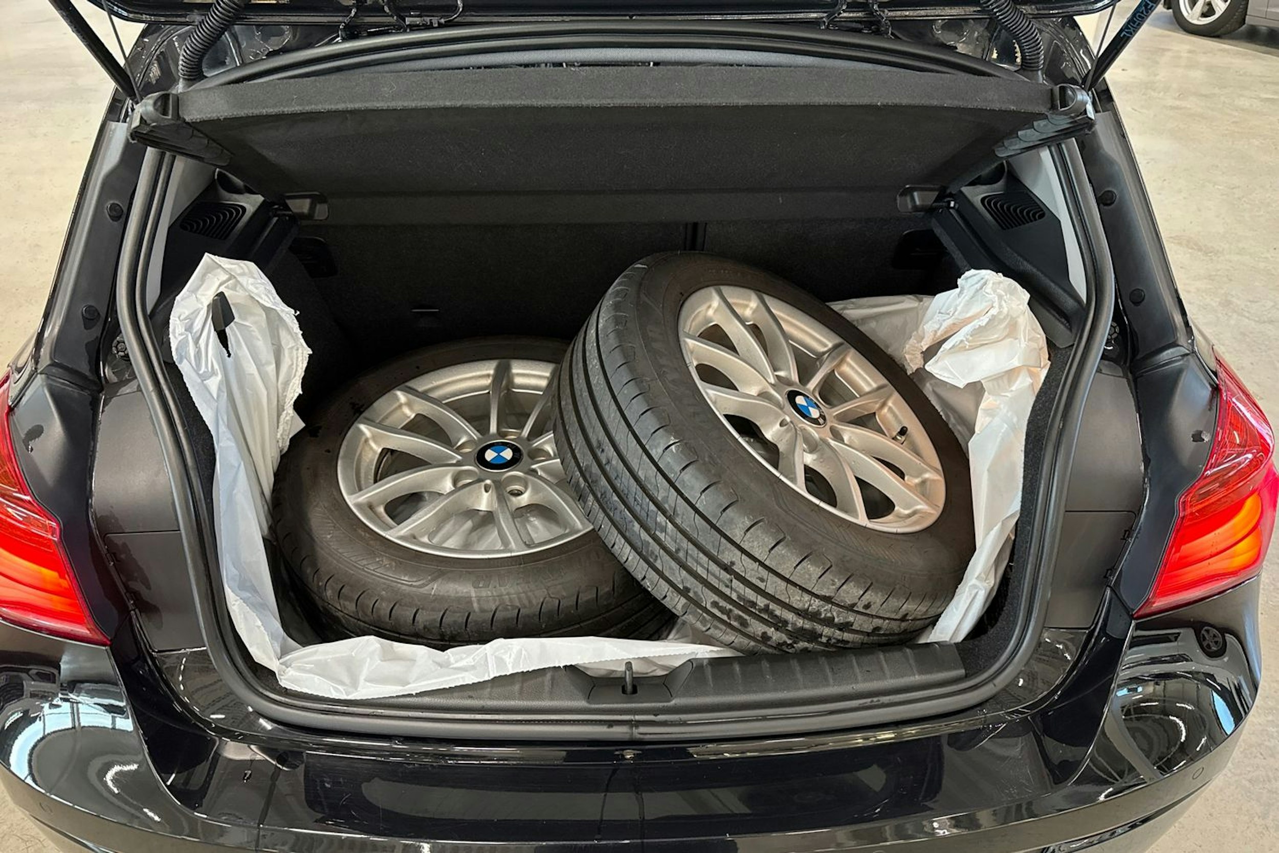 musta BMW 118 2018 kuva 14.