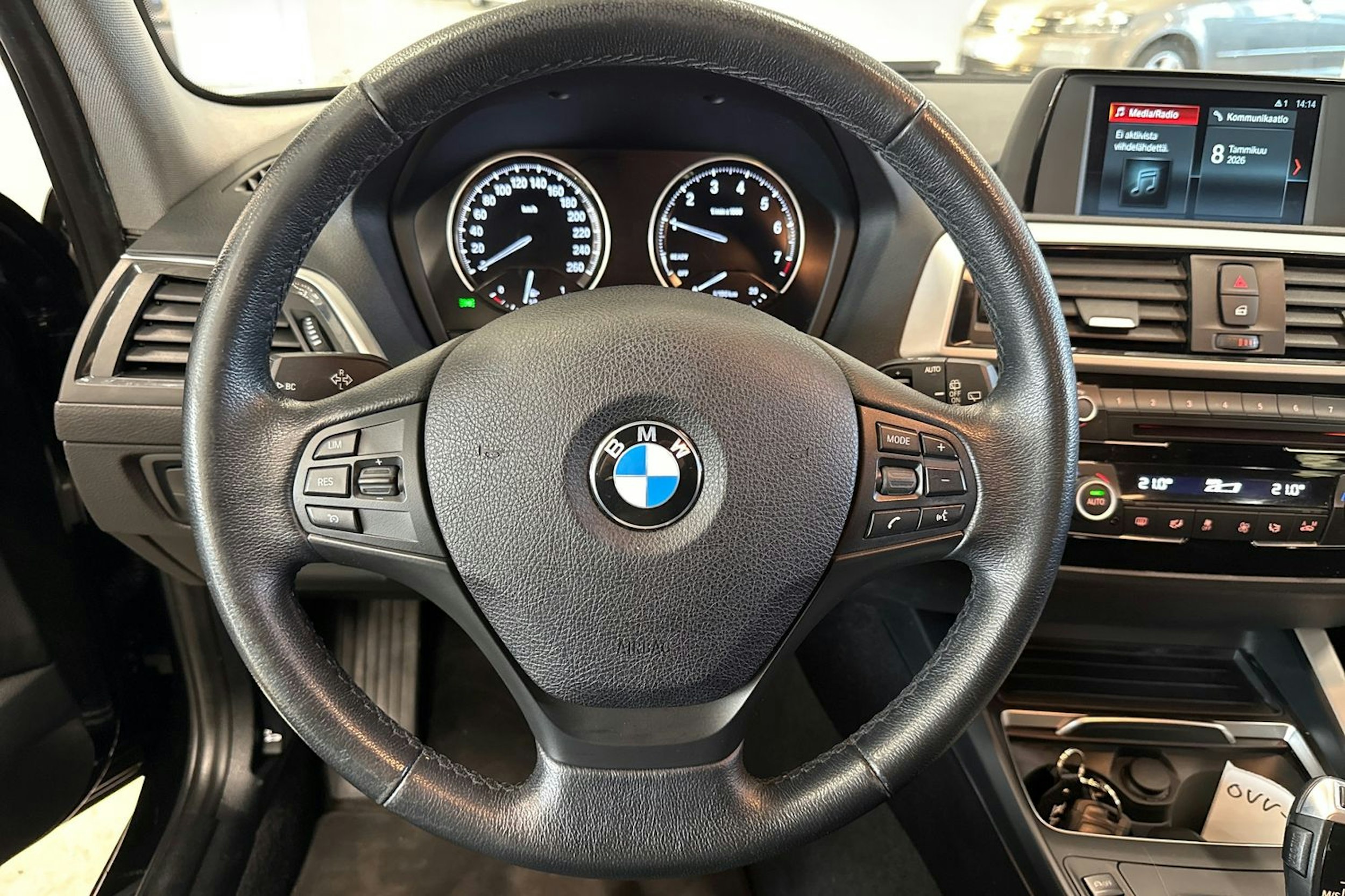 musta BMW 118 2018 kuva 17.