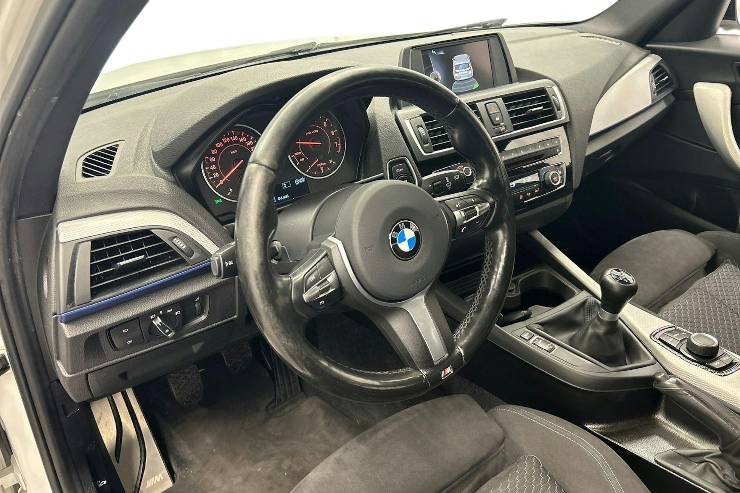 valkoinen BMW 118 2017 kuva 6.