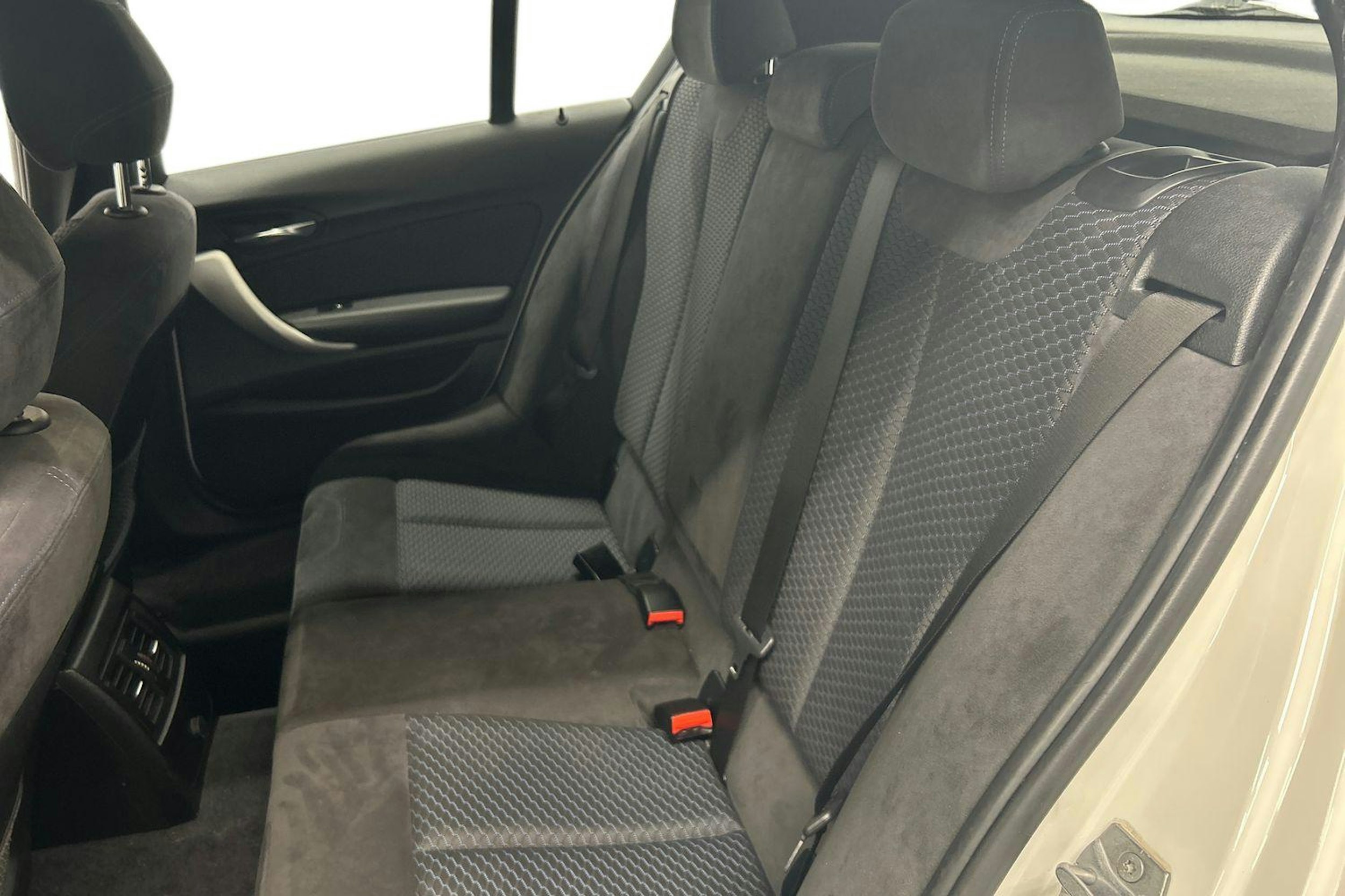 valkoinen BMW 118 2017 kuva 8.