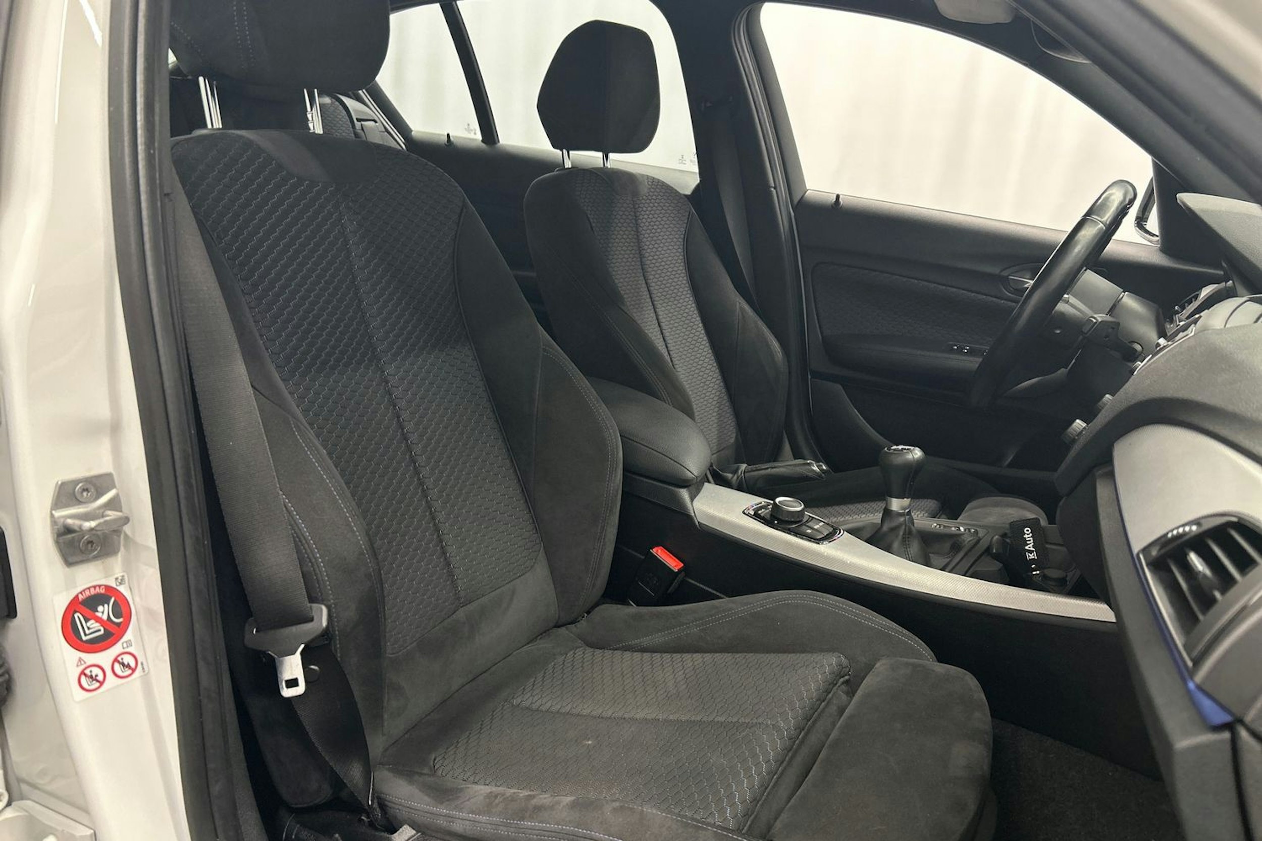 valkoinen BMW 118 2017 kuva 11.