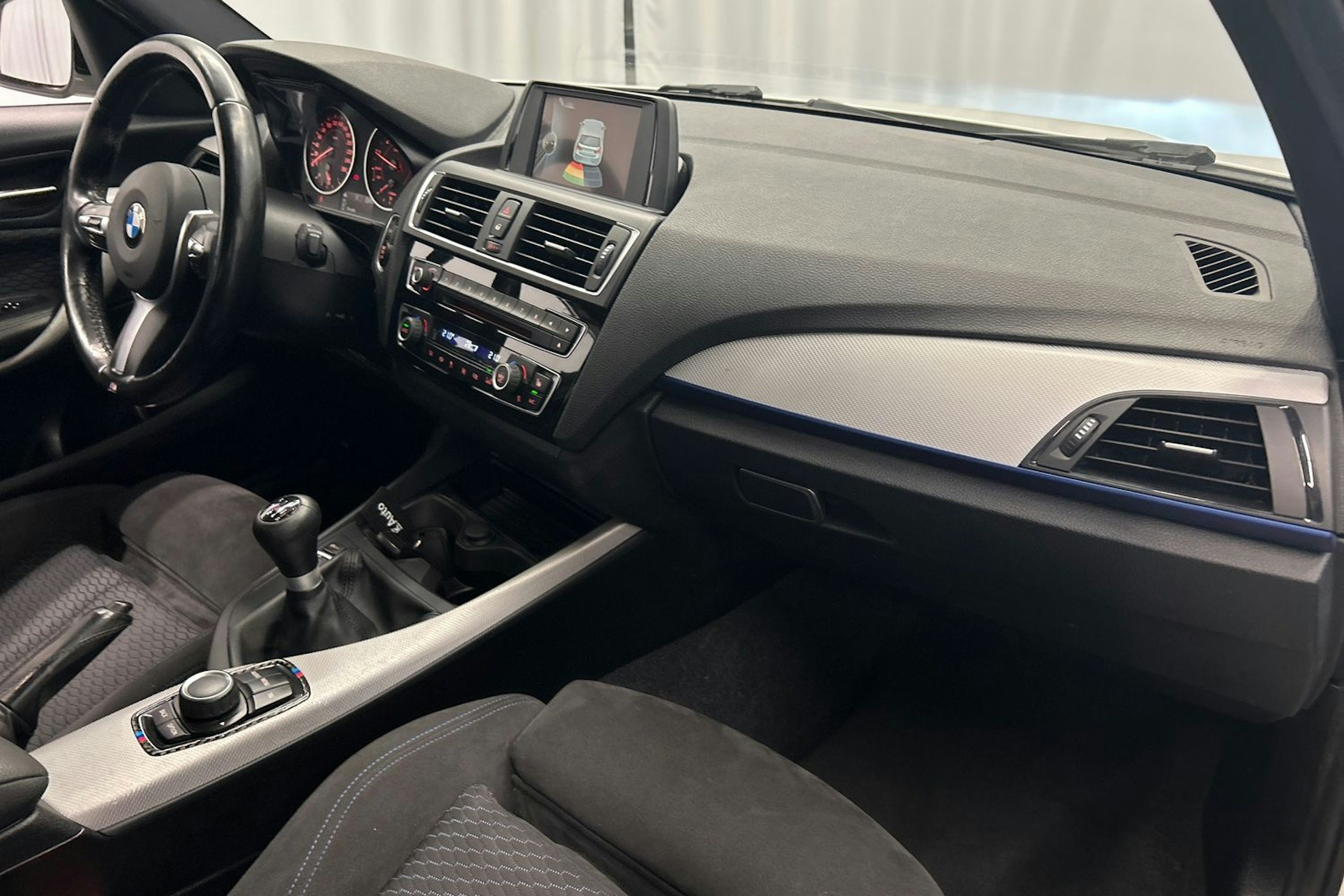 valkoinen BMW 118 2017 kuva 12.