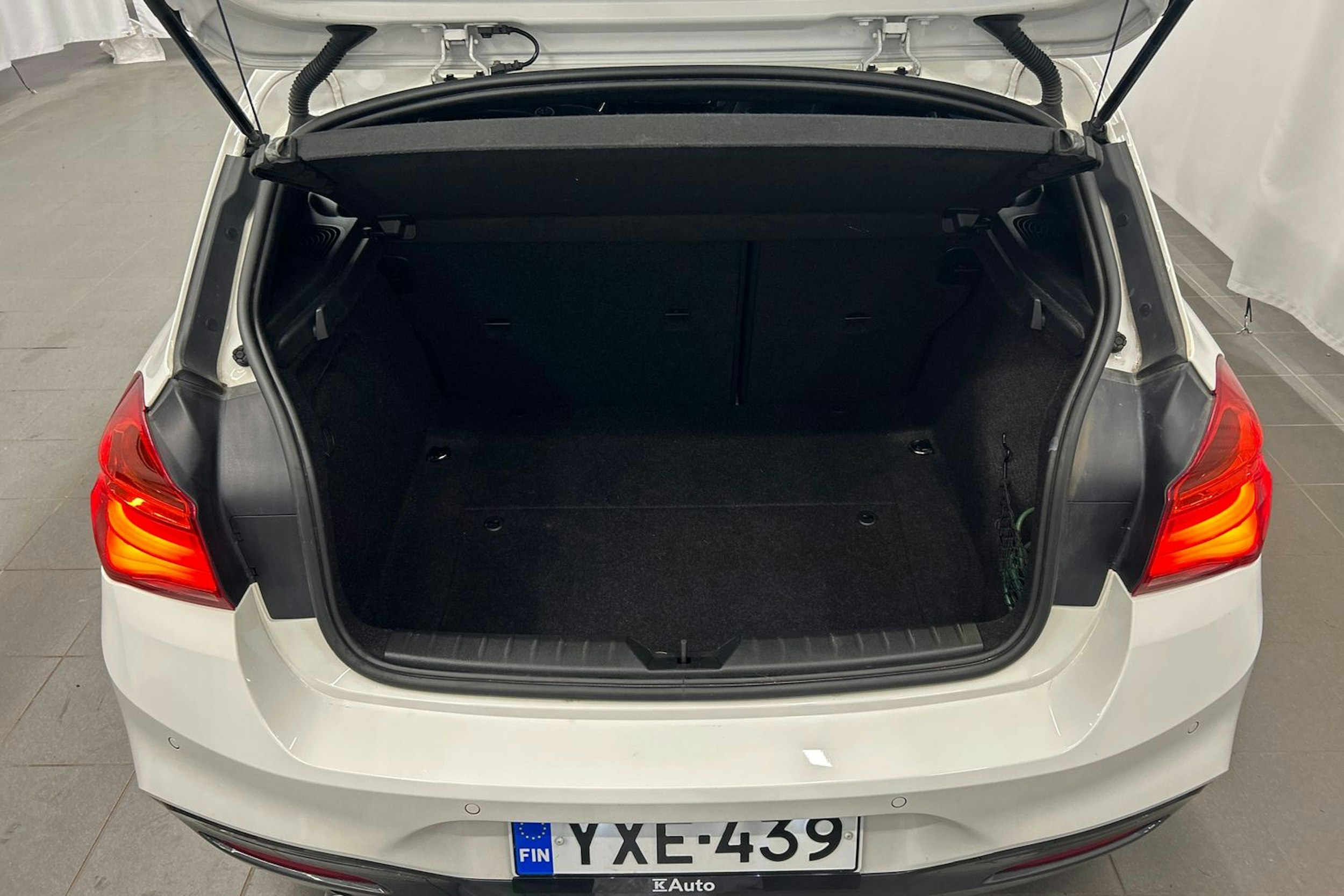 valkoinen BMW 118 2017 kuva 13.