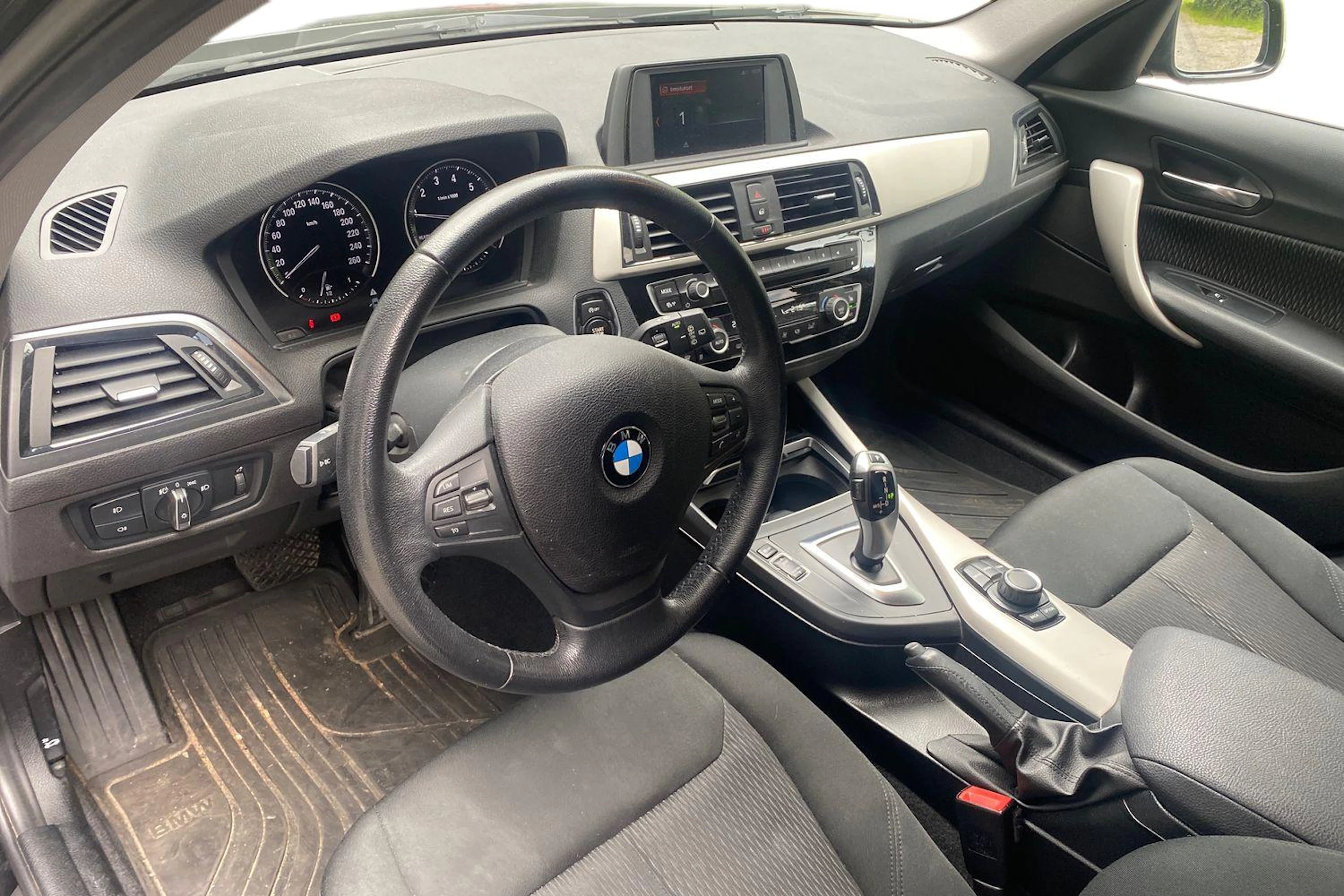 Musta BMW 118 2018 kuva 3.
