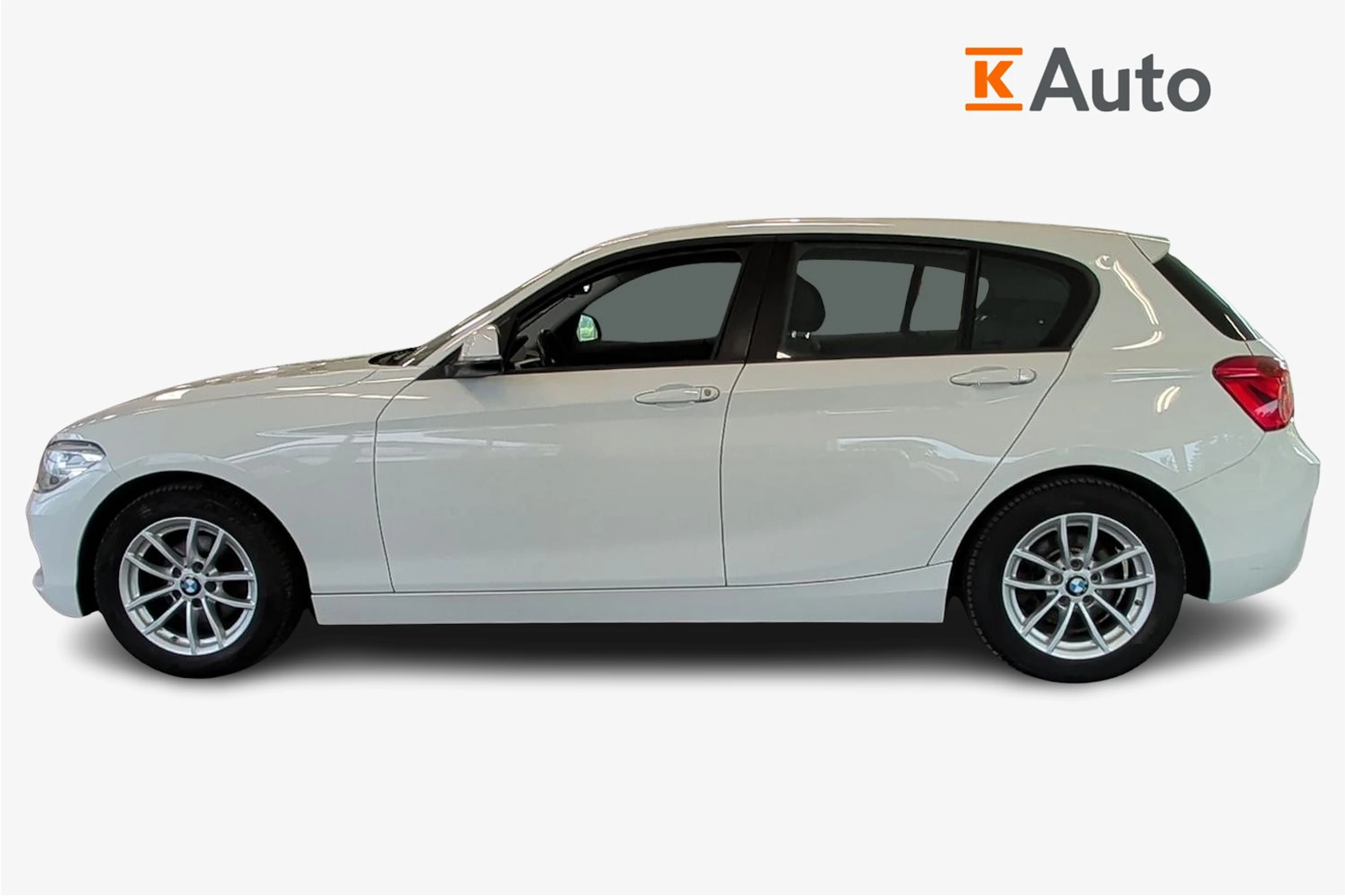 valkoinen BMW 118 2018 kuva 5.