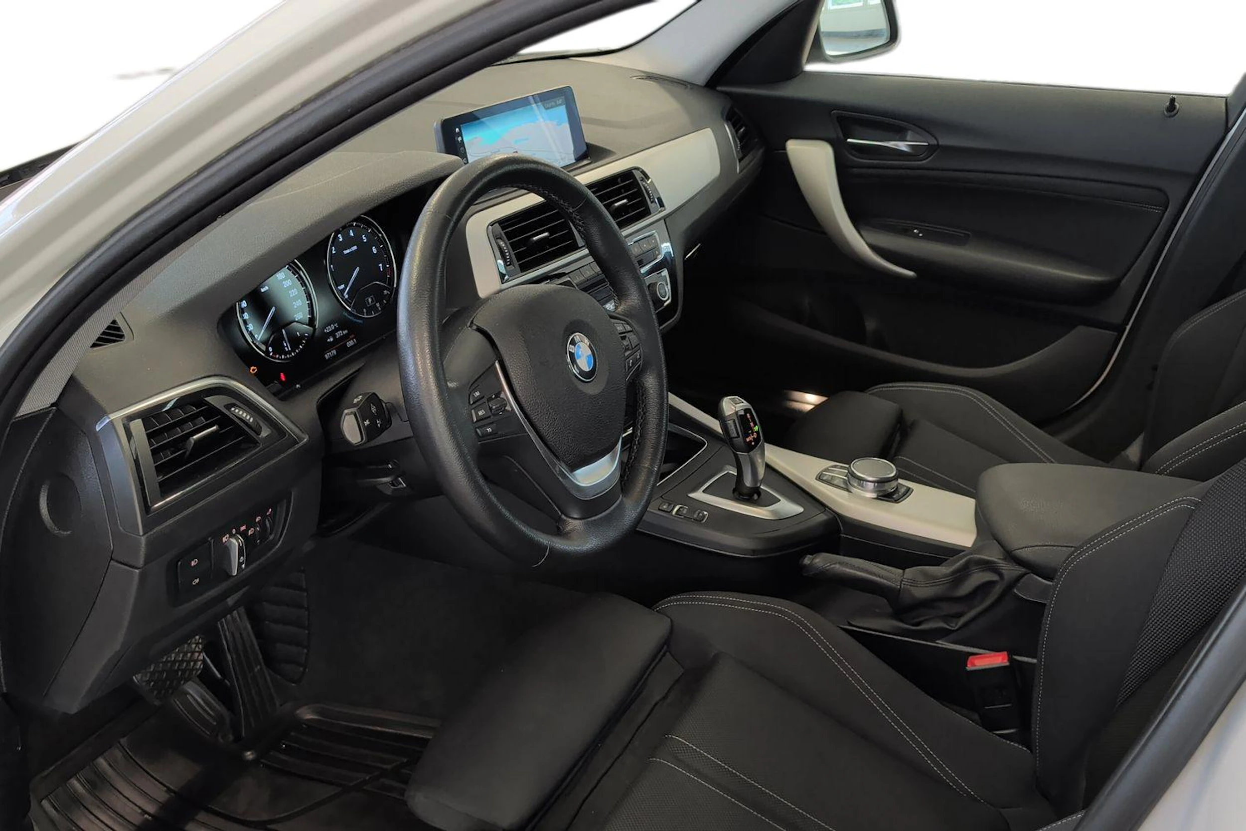 valkoinen BMW 118 2018 kuva 6.