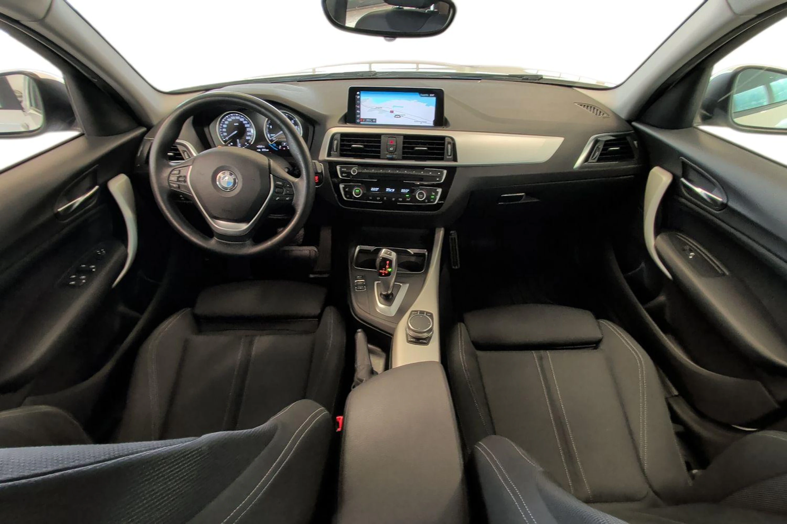valkoinen BMW 118 2018 kuva 7.