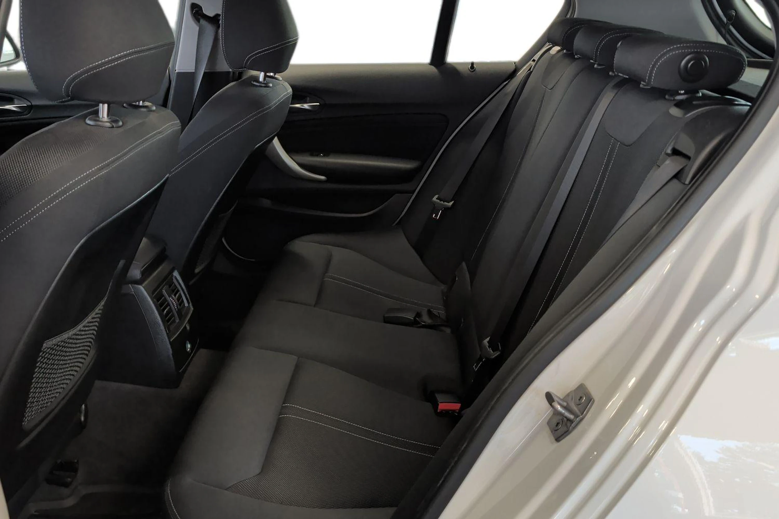 valkoinen BMW 118 2018 kuva 8.