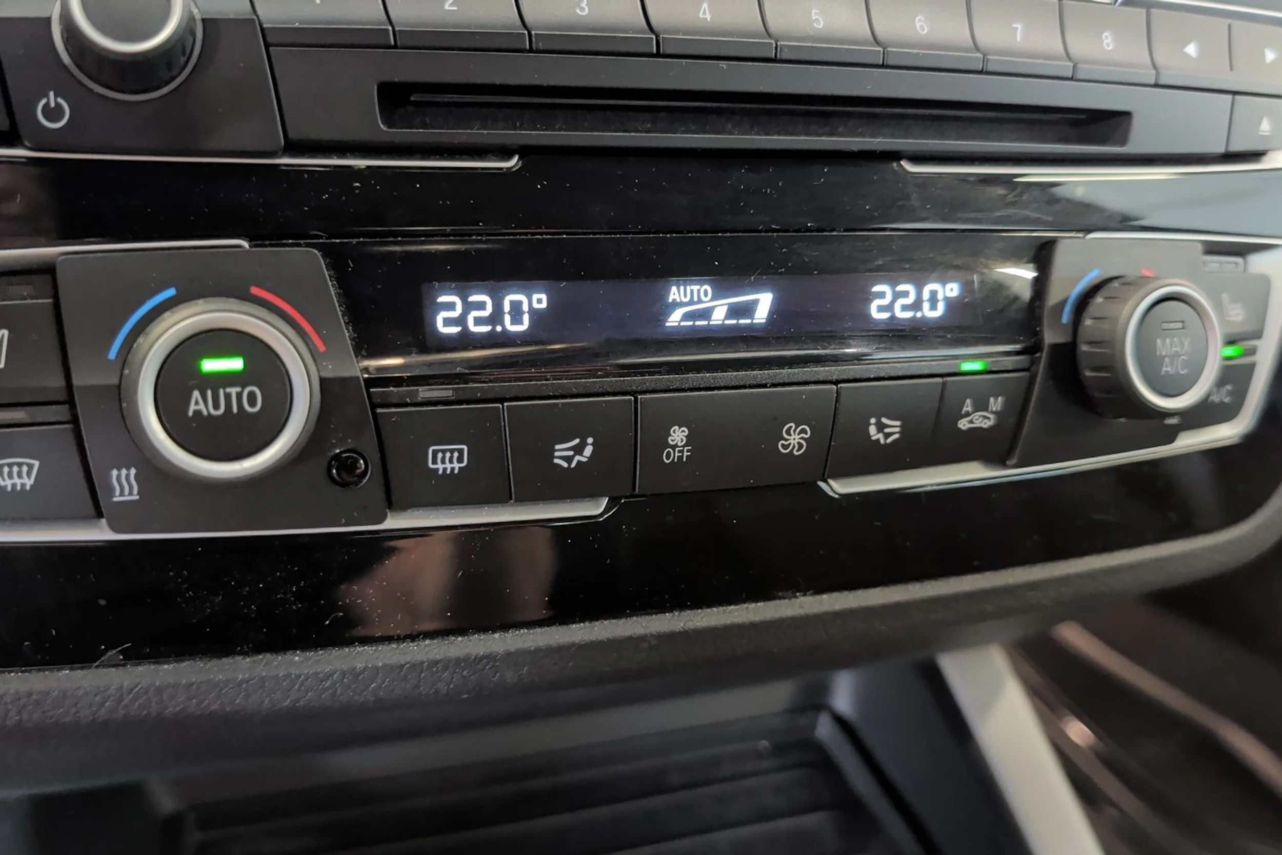 valkoinen BMW 118 2018 kuva 14.
