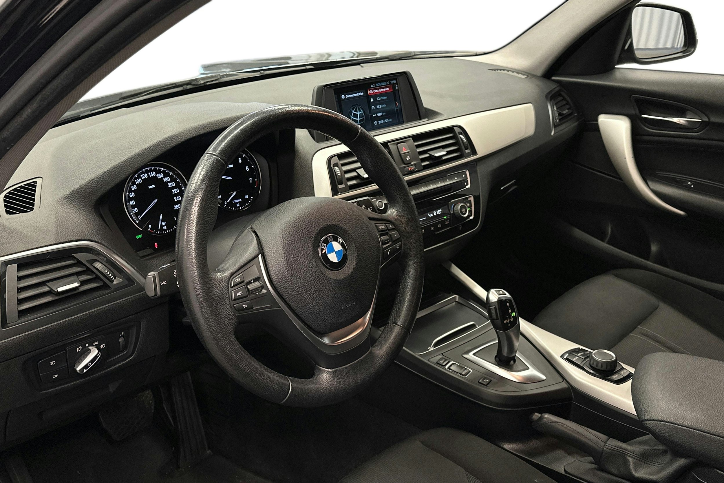 Musta BMW 118 2018 kuva 7.