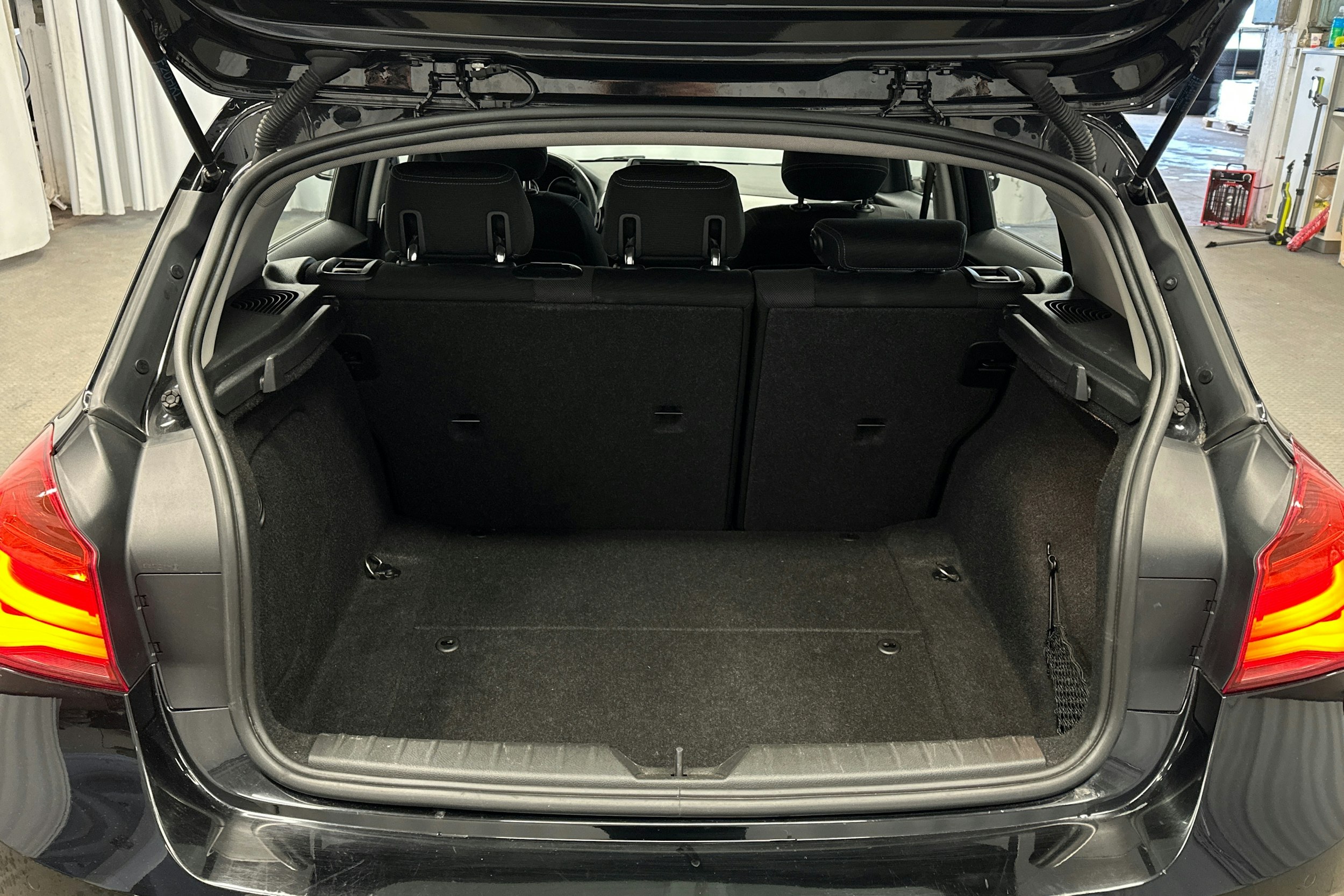 Musta BMW 118 2018 kuva 14.