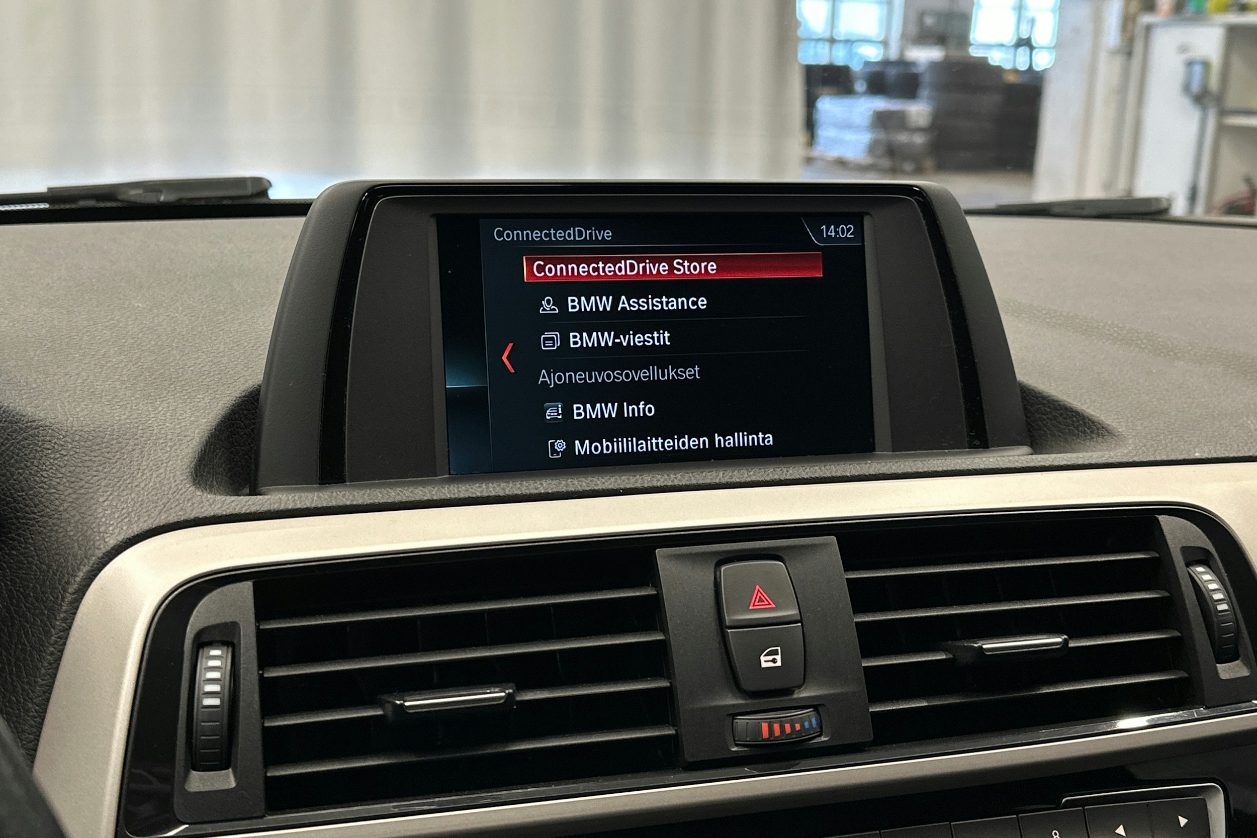 Musta BMW 118 2018 kuva 22.