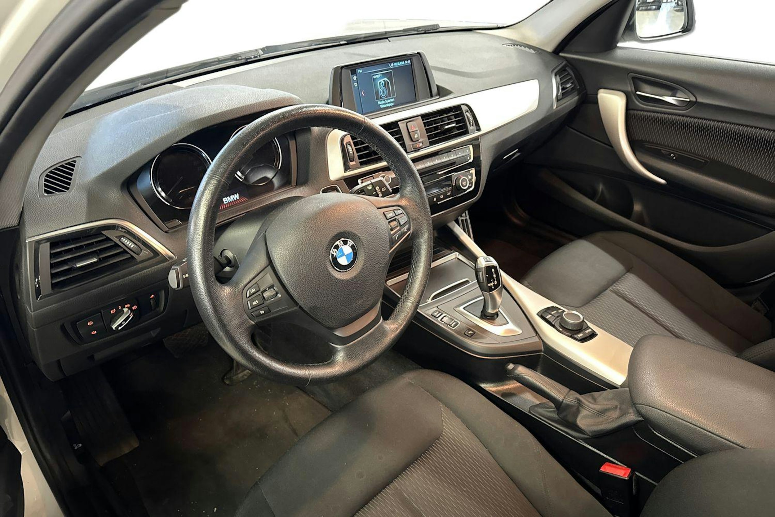 valkoinen BMW 118 2018 kuva 3.