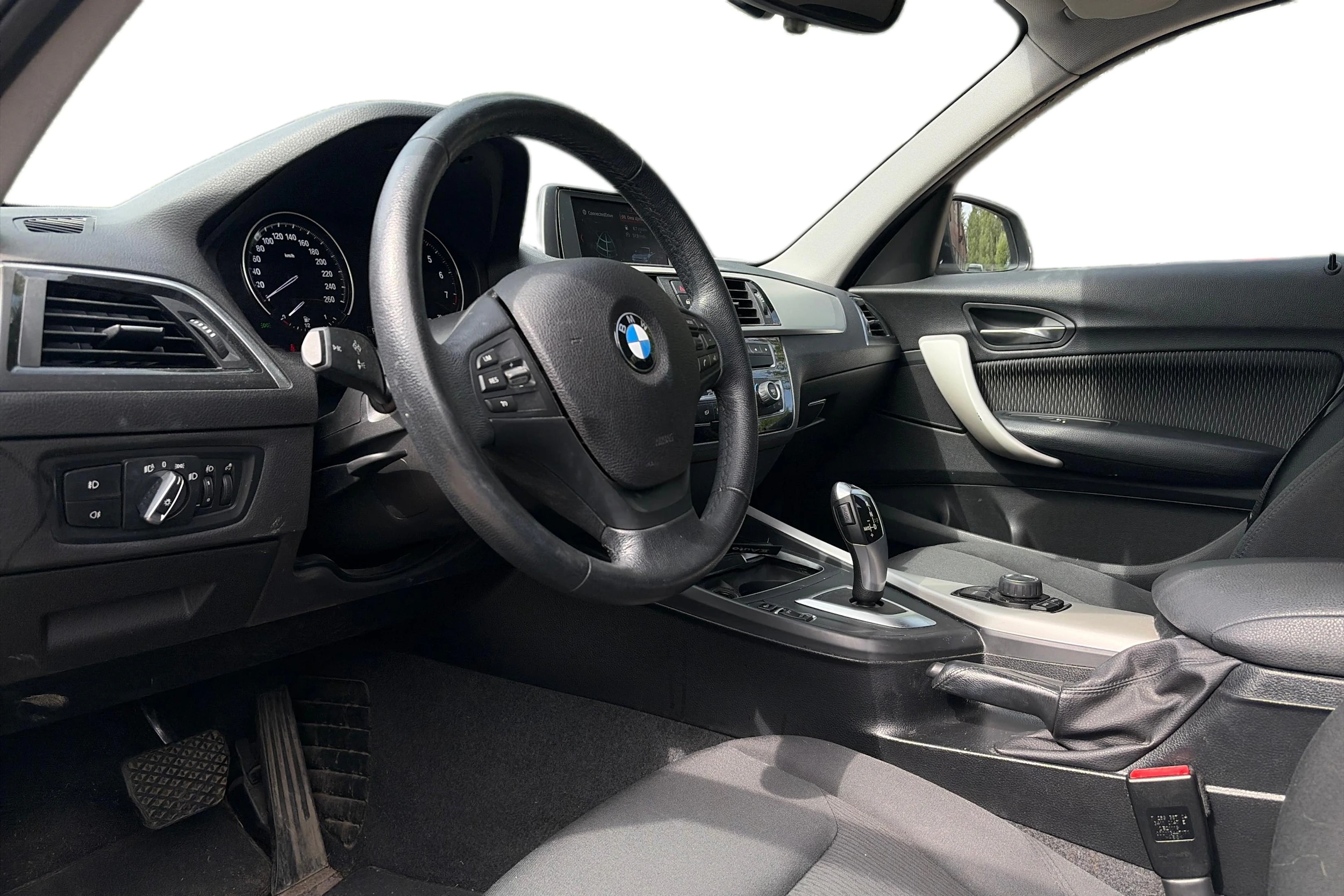 valkoinen BMW 118 2019 kuva 3.