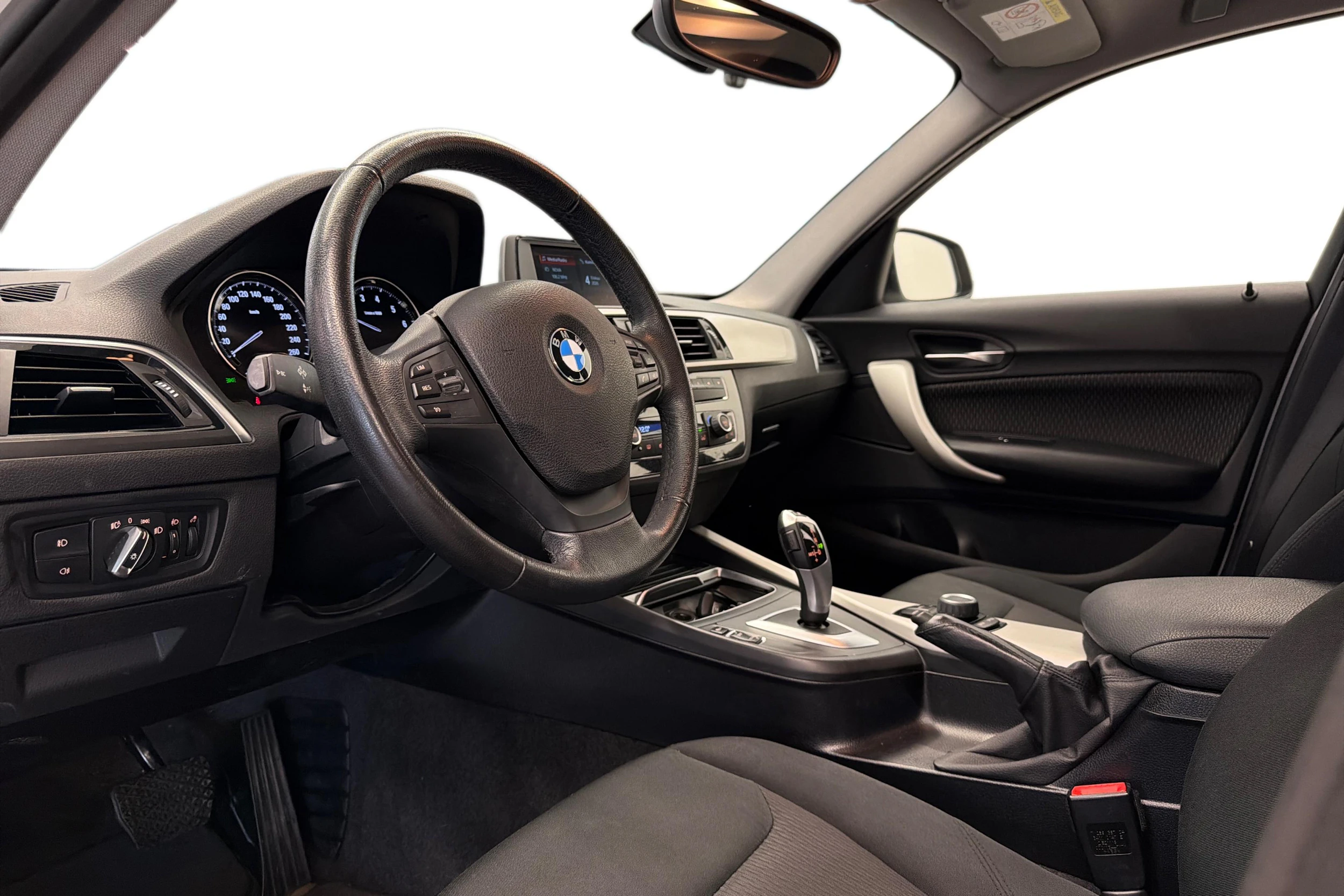 valkoinen BMW 118 2019 kuva 6.