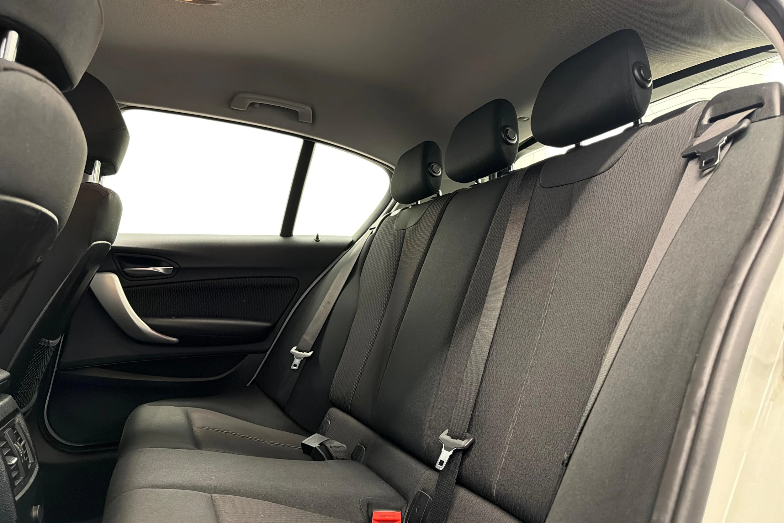 valkoinen BMW 118 2019 kuva 8.