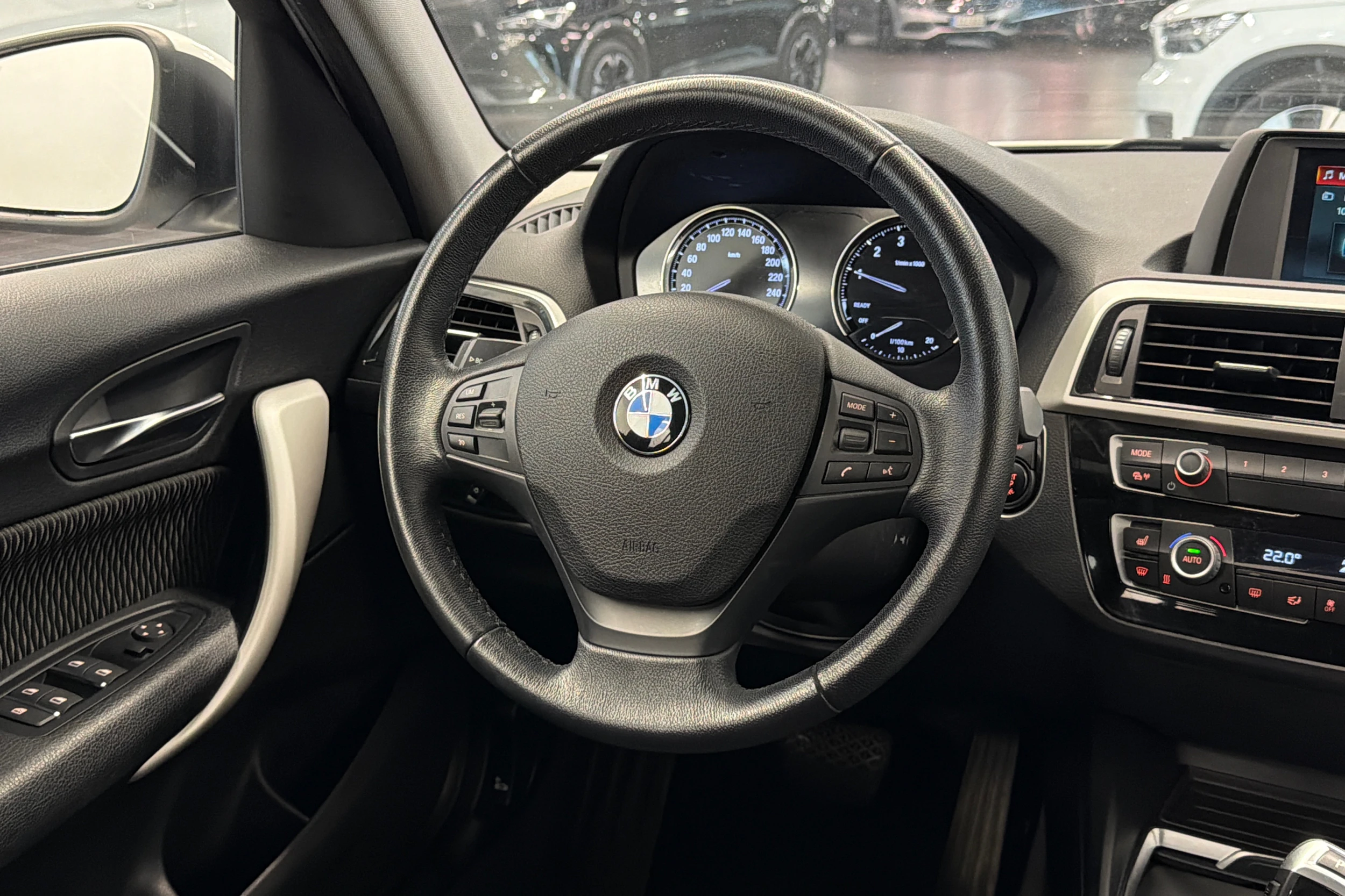valkoinen BMW 118 2019 kuva 13.