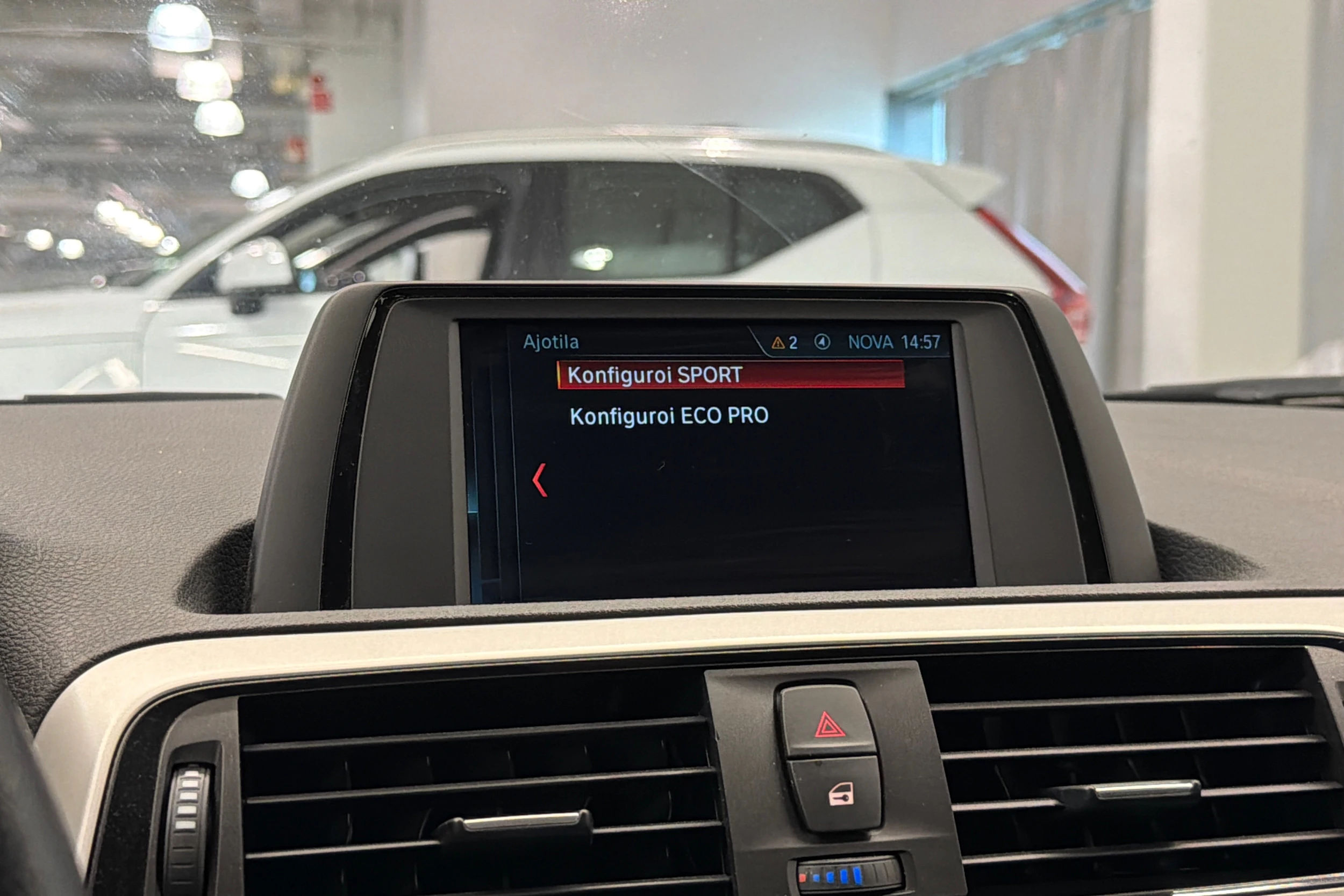 valkoinen BMW 118 2019 kuva 24.