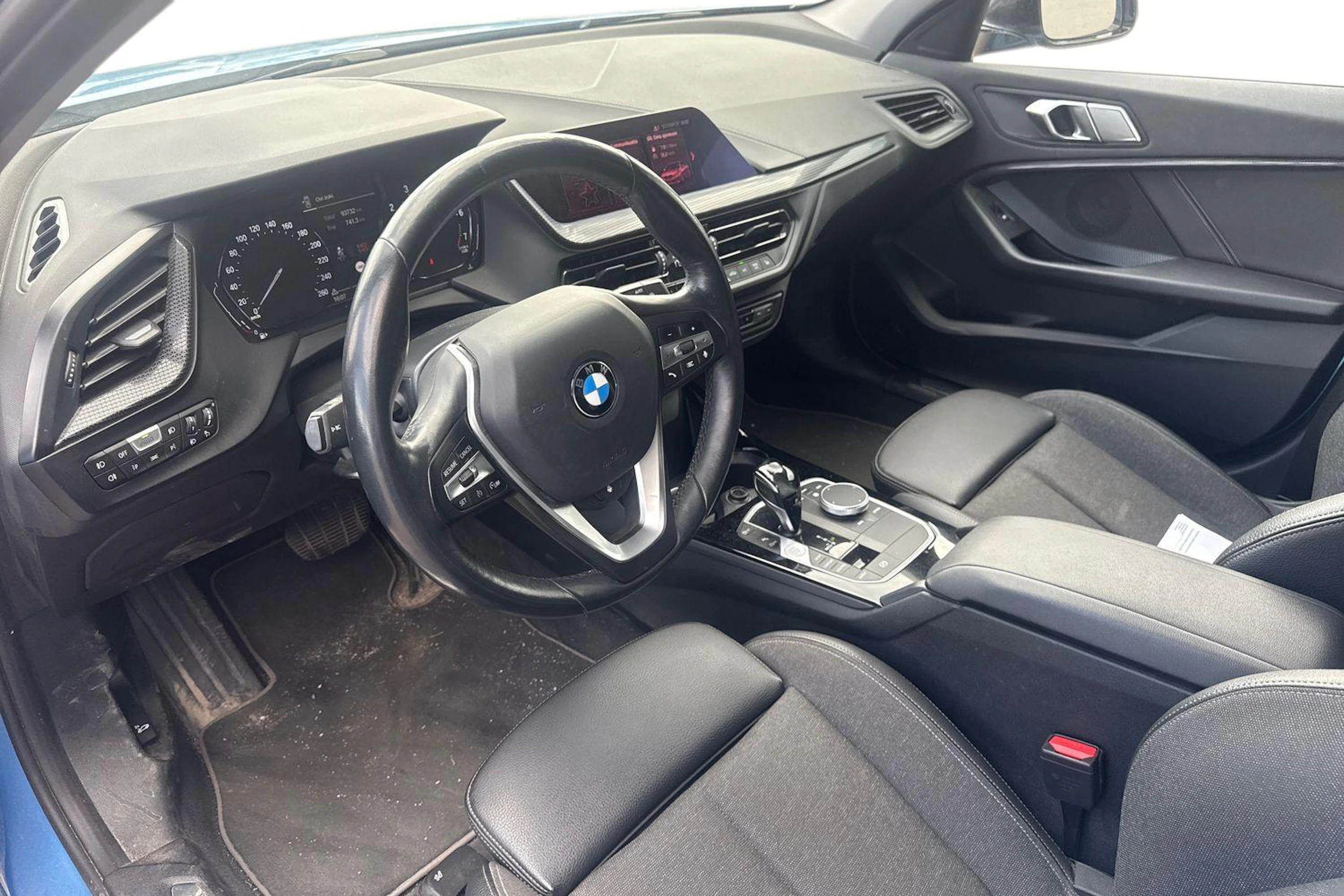 sininen BMW 118 2020 kuva 3.