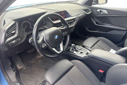 sininen BMW 118 2020 kuva 3.