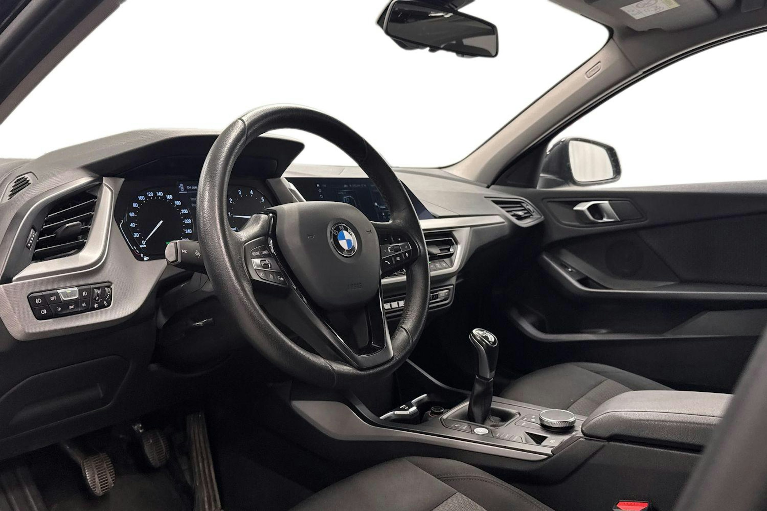 Musta BMW 118 2021 kuva 7.