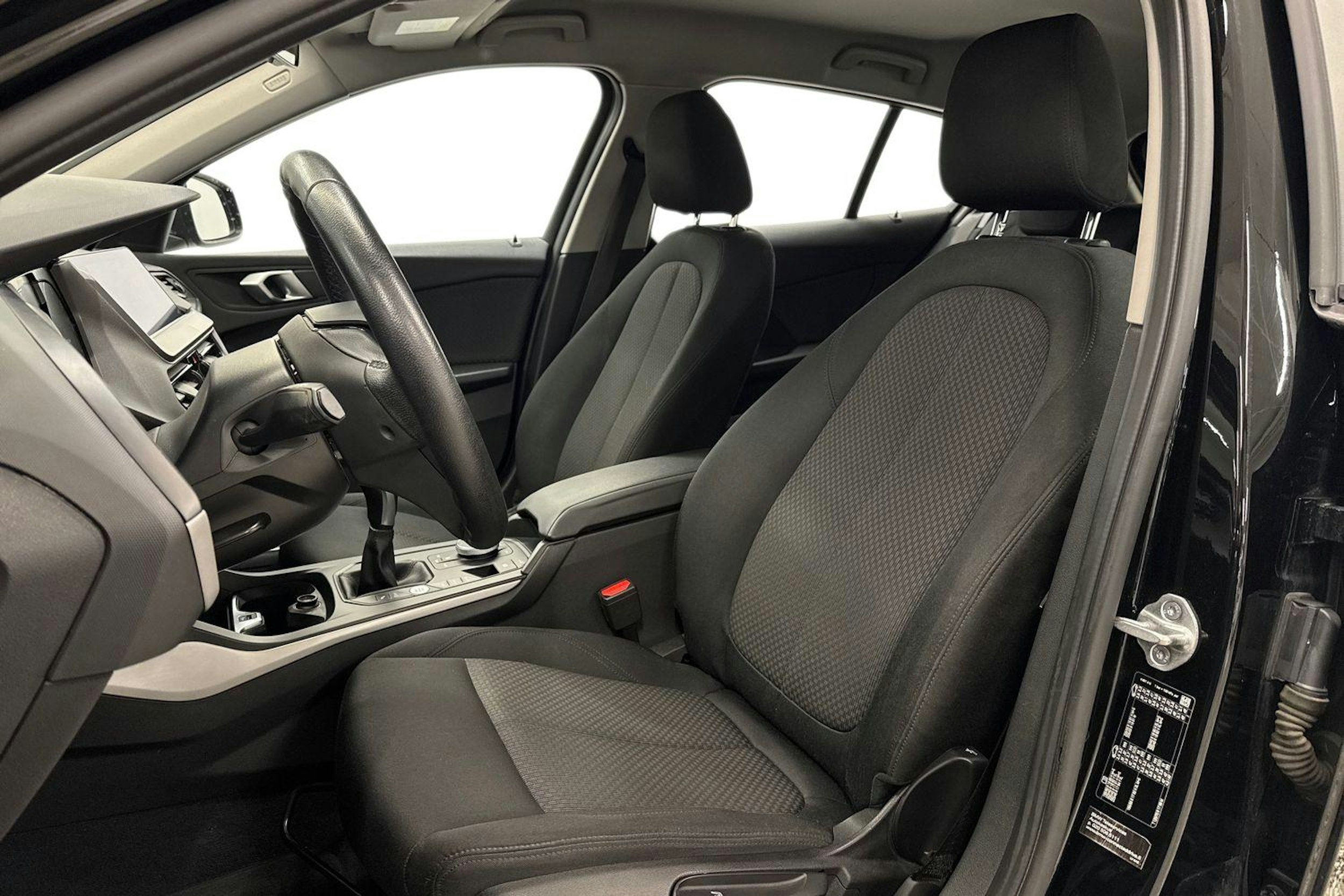 Musta BMW 118 2021 kuva 11.