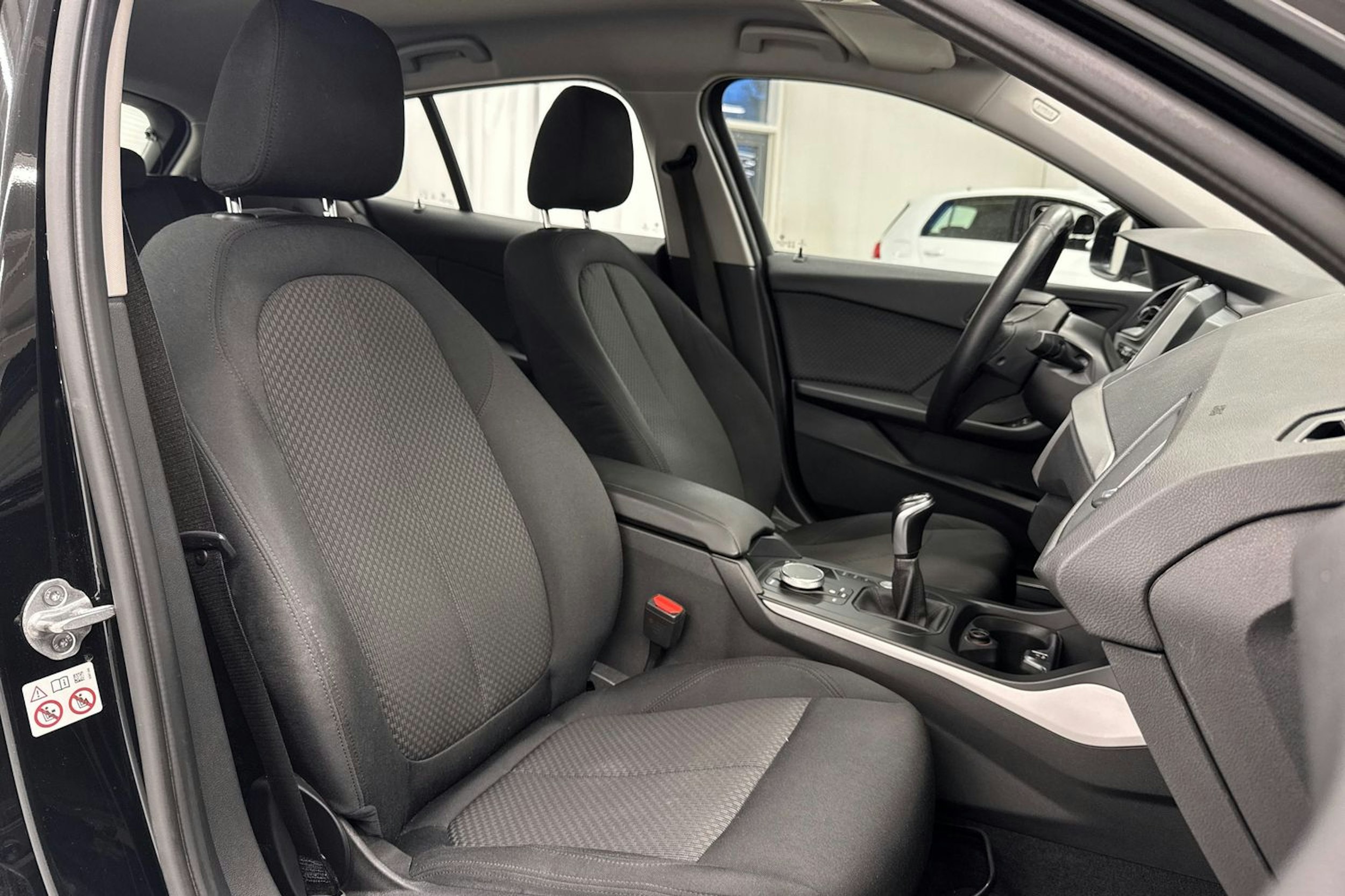 Musta BMW 118 2021 kuva 13.