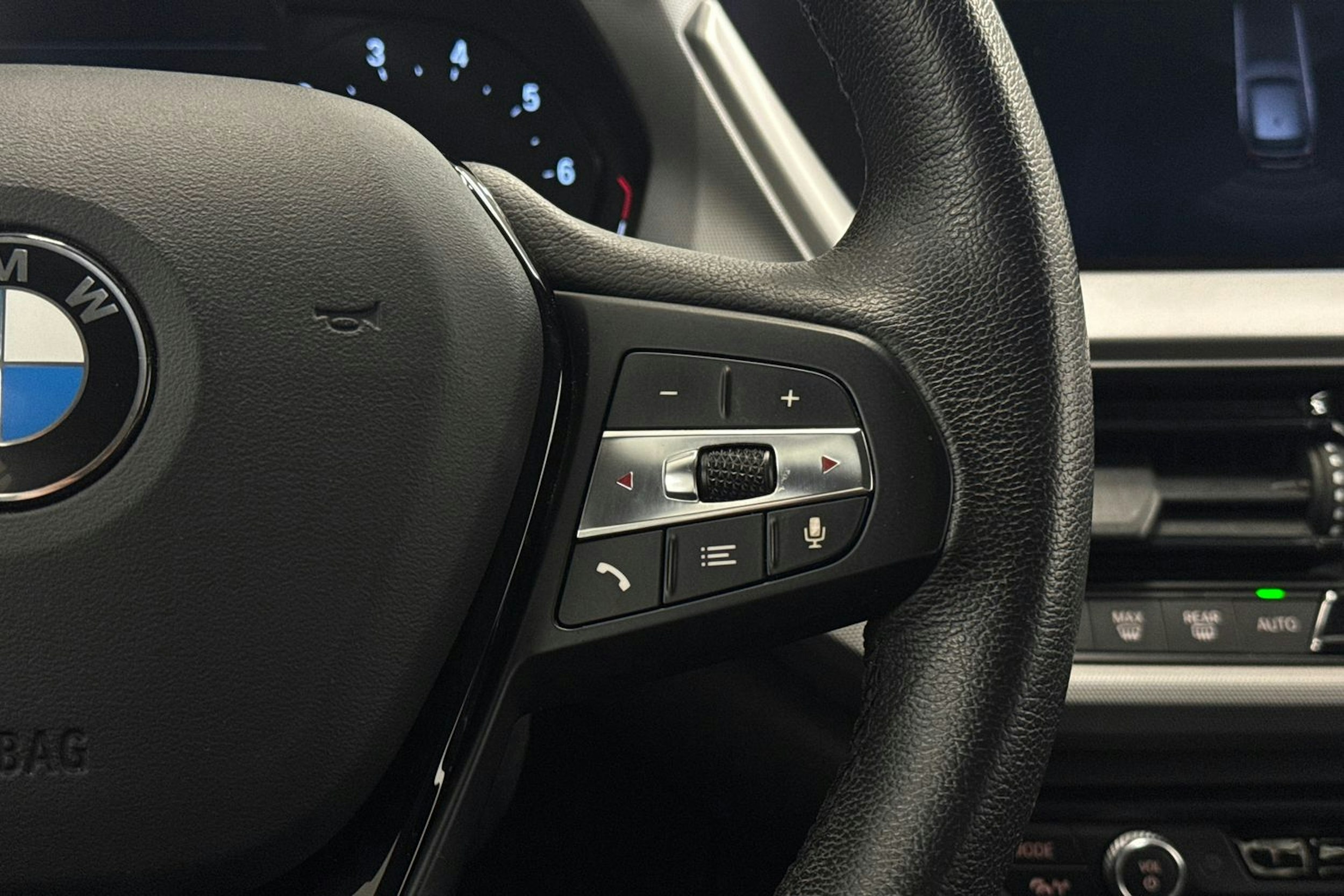 Musta BMW 118 2021 kuva 16.