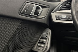 Musta BMW 118 2021 kuva 18.