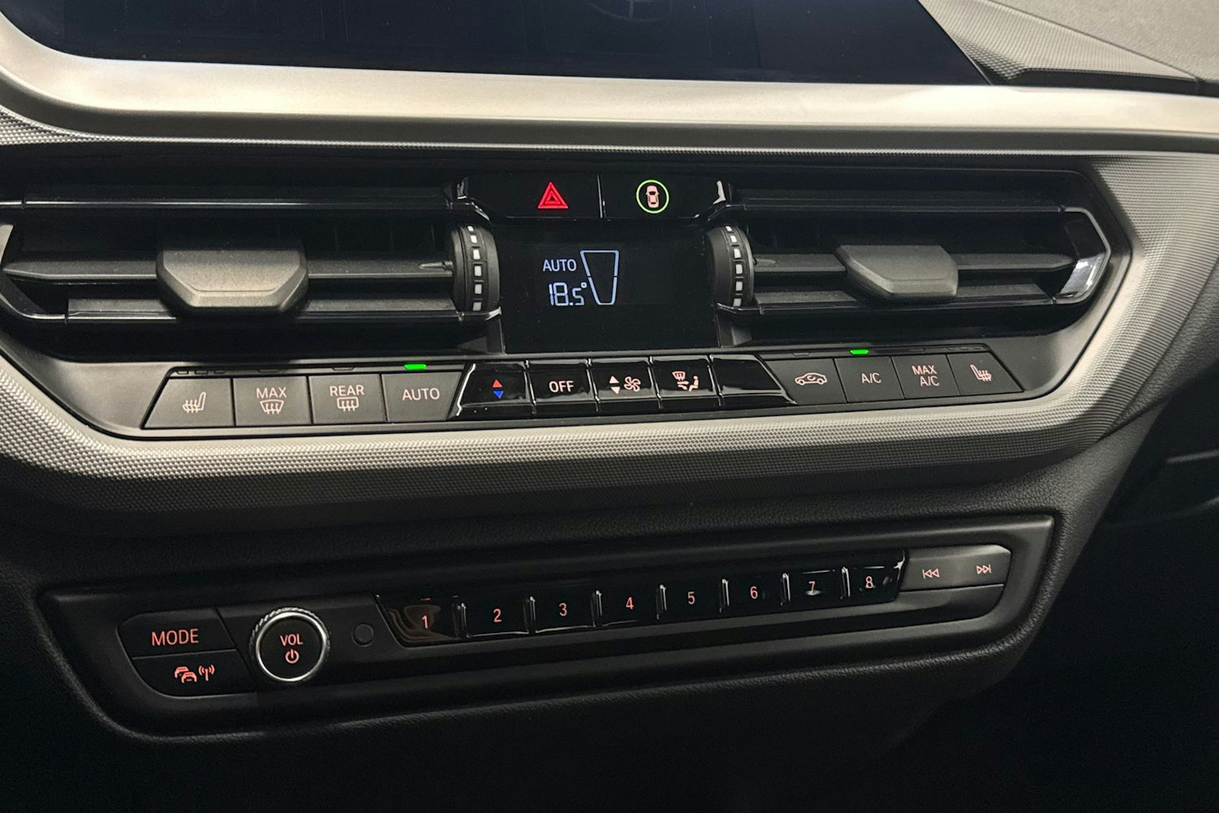 Musta BMW 118 2021 kuva 24.