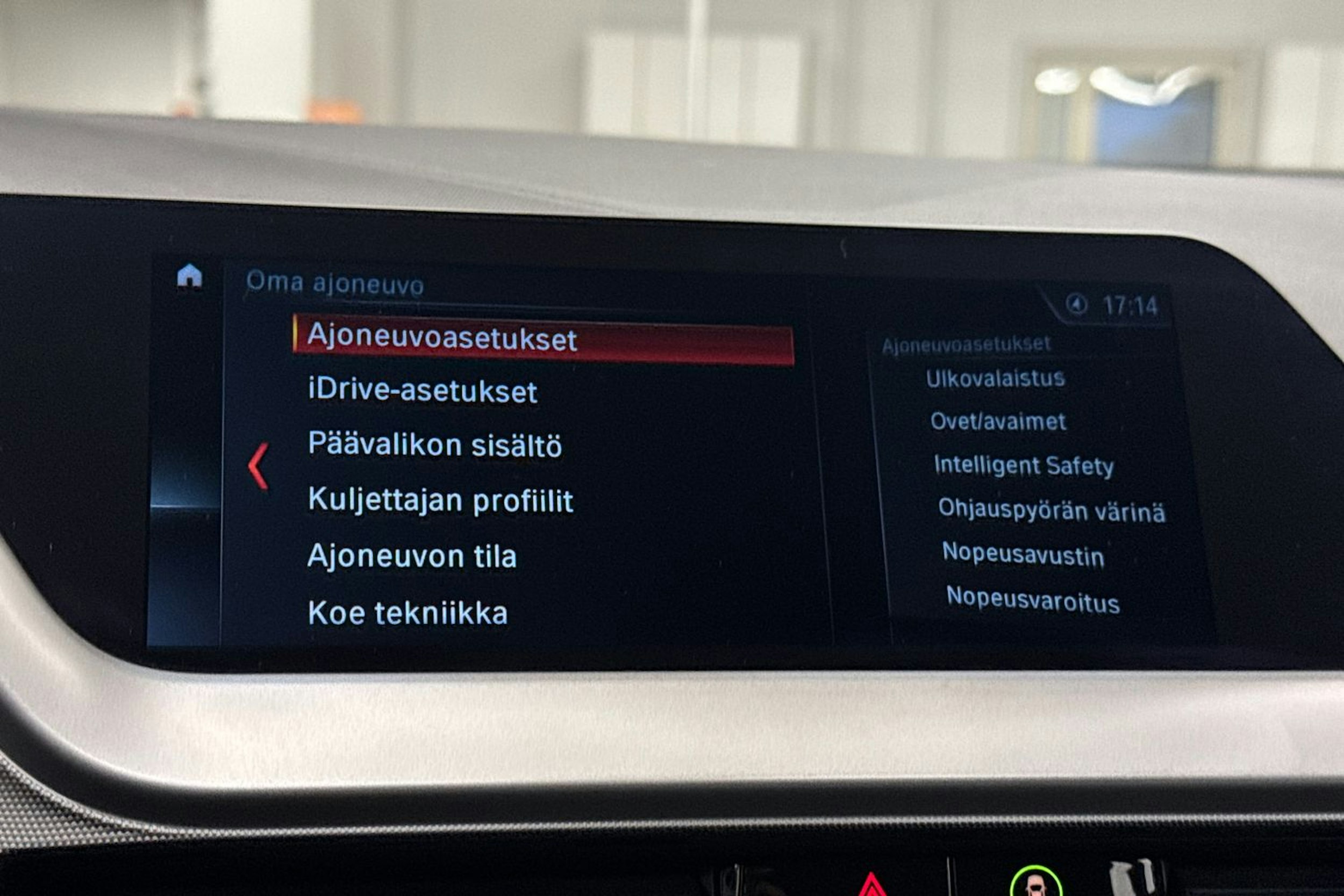 Musta BMW 118 2021 kuva 30.