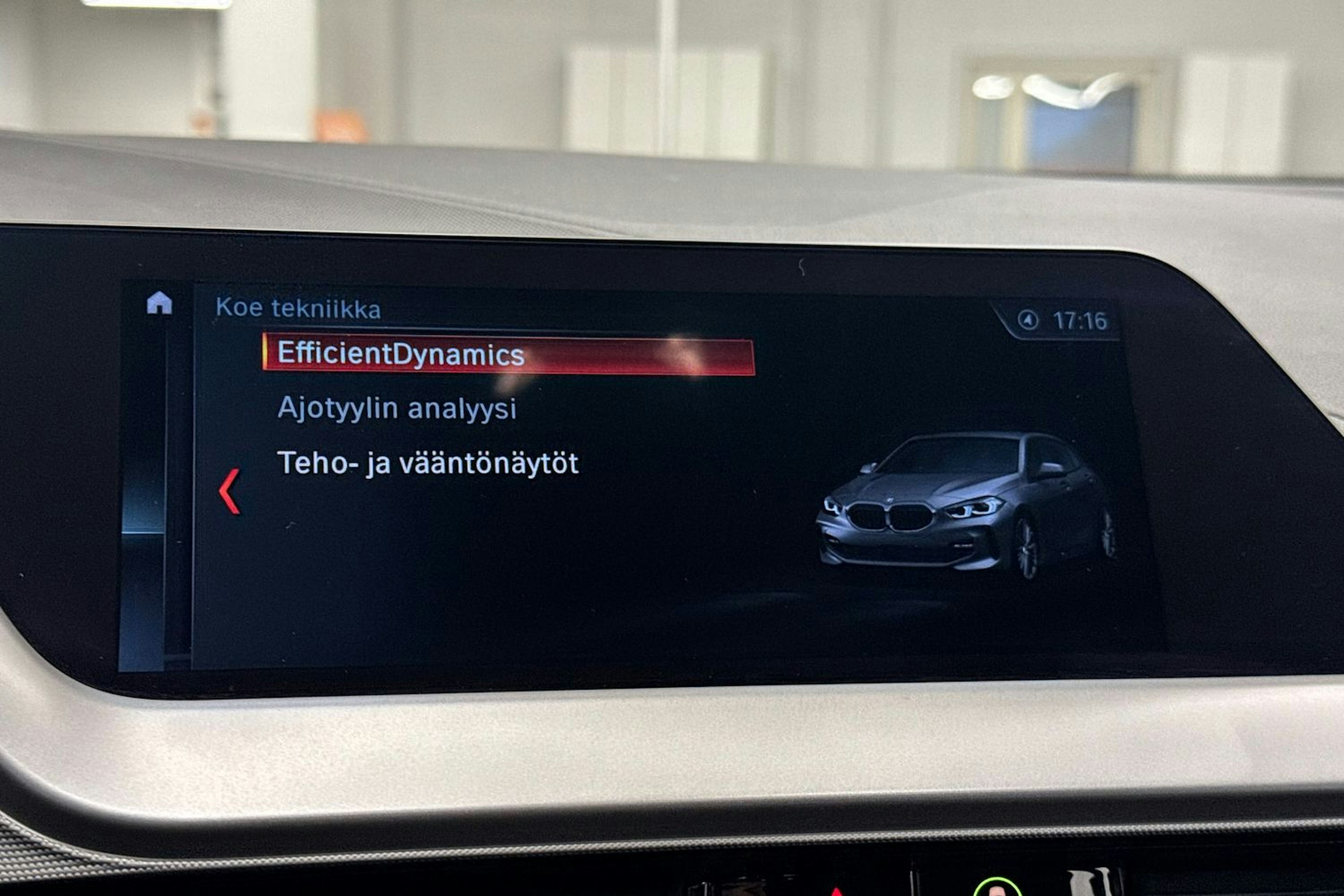 Musta BMW 118 2021 kuva 34.