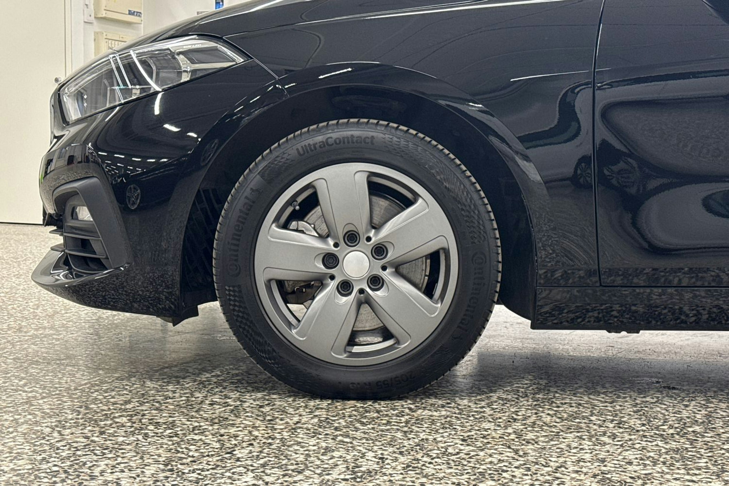 Musta BMW 118 2021 kuva 36.