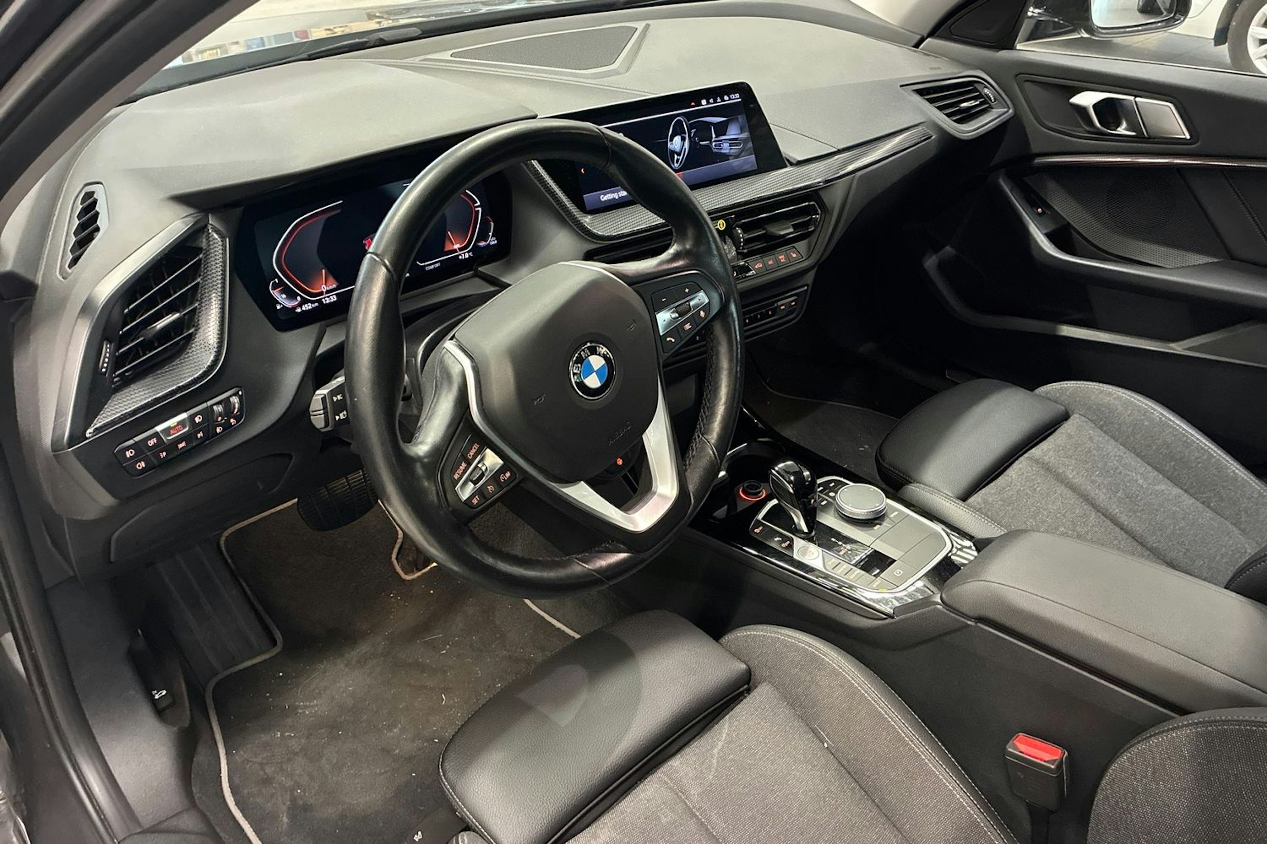 Harmaa BMW 118 2021 kuva 3.
