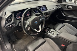 Harmaa BMW 118 2021 kuva 3.