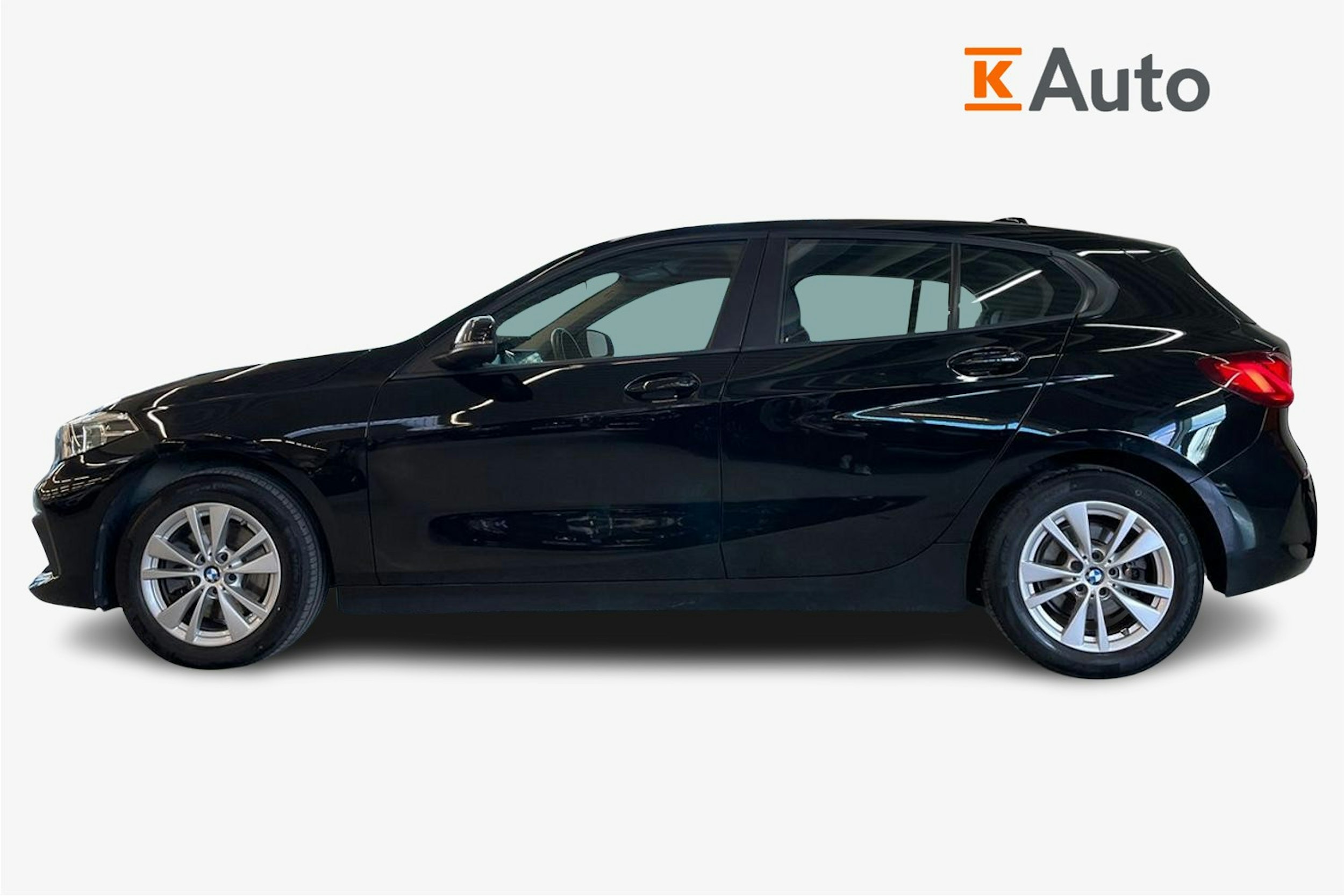 Musta BMW 118 2022 kuva 6.