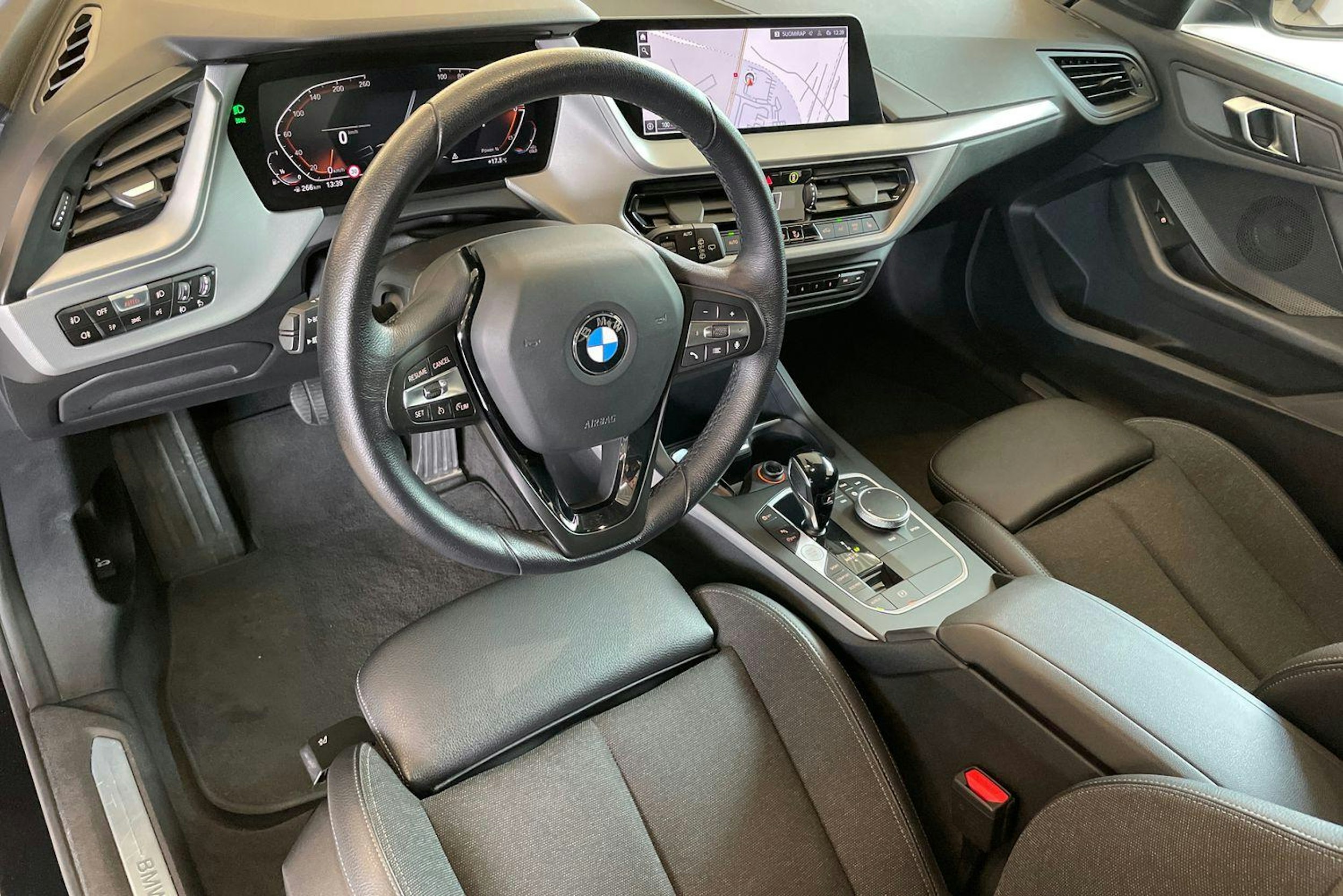 Musta BMW 118 2022 kuva 7.