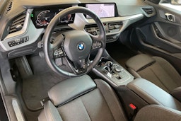 Musta BMW 118 2022 kuva 7.