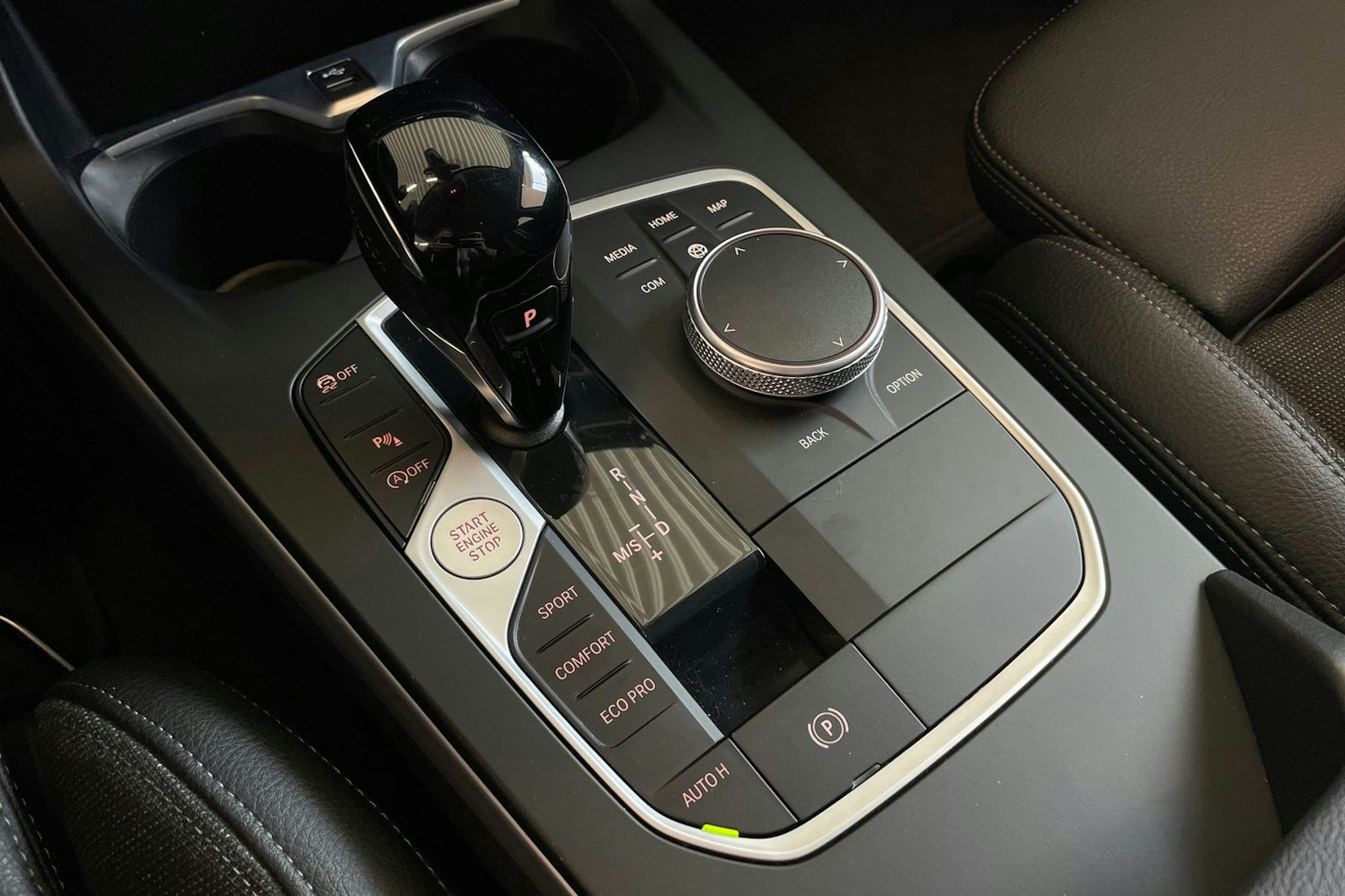 Musta BMW 118 2022 kuva 23.