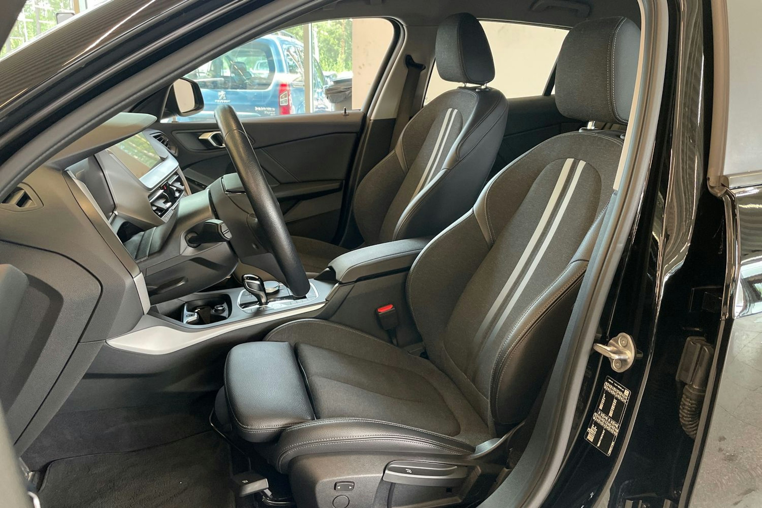 Musta BMW 118 2022 kuva 30.