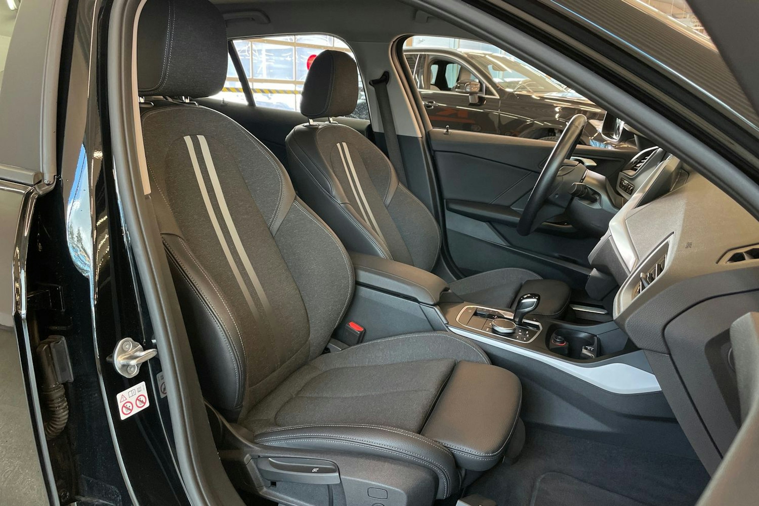 Musta BMW 118 2022 kuva 31.