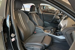 Musta BMW 118 2022 kuva 31.