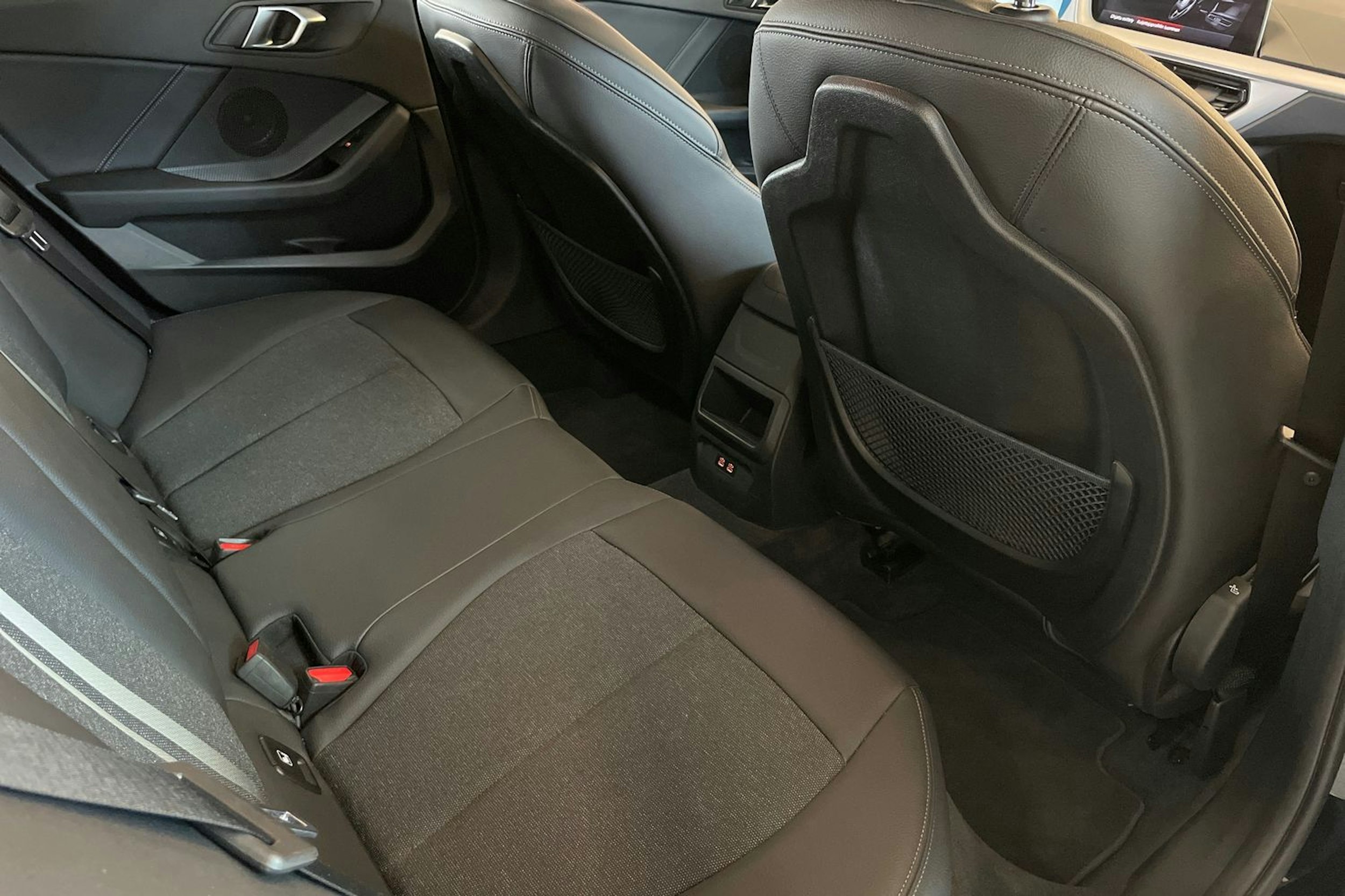 Musta BMW 118 2022 kuva 32.