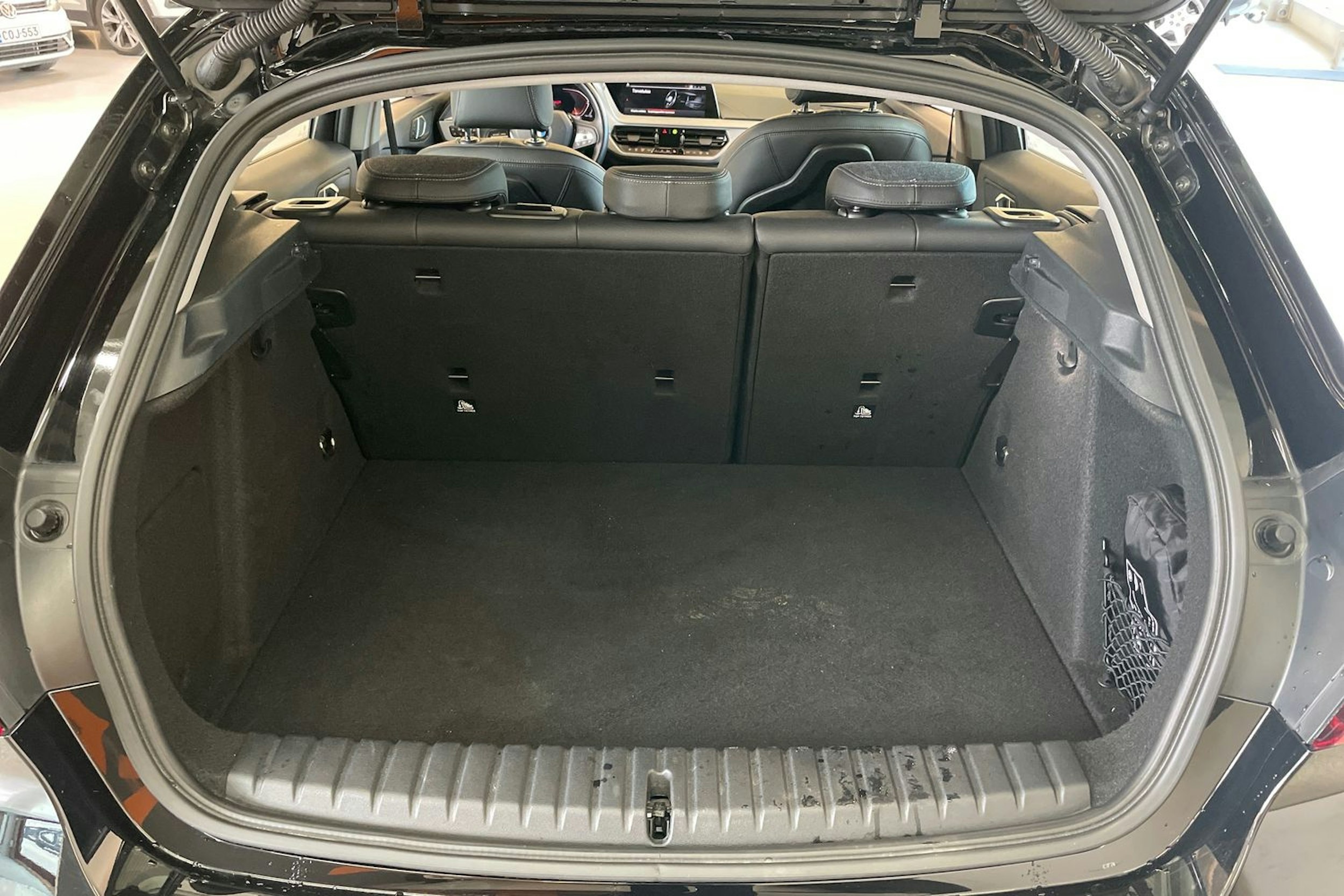 Musta BMW 118 2022 kuva 33.
