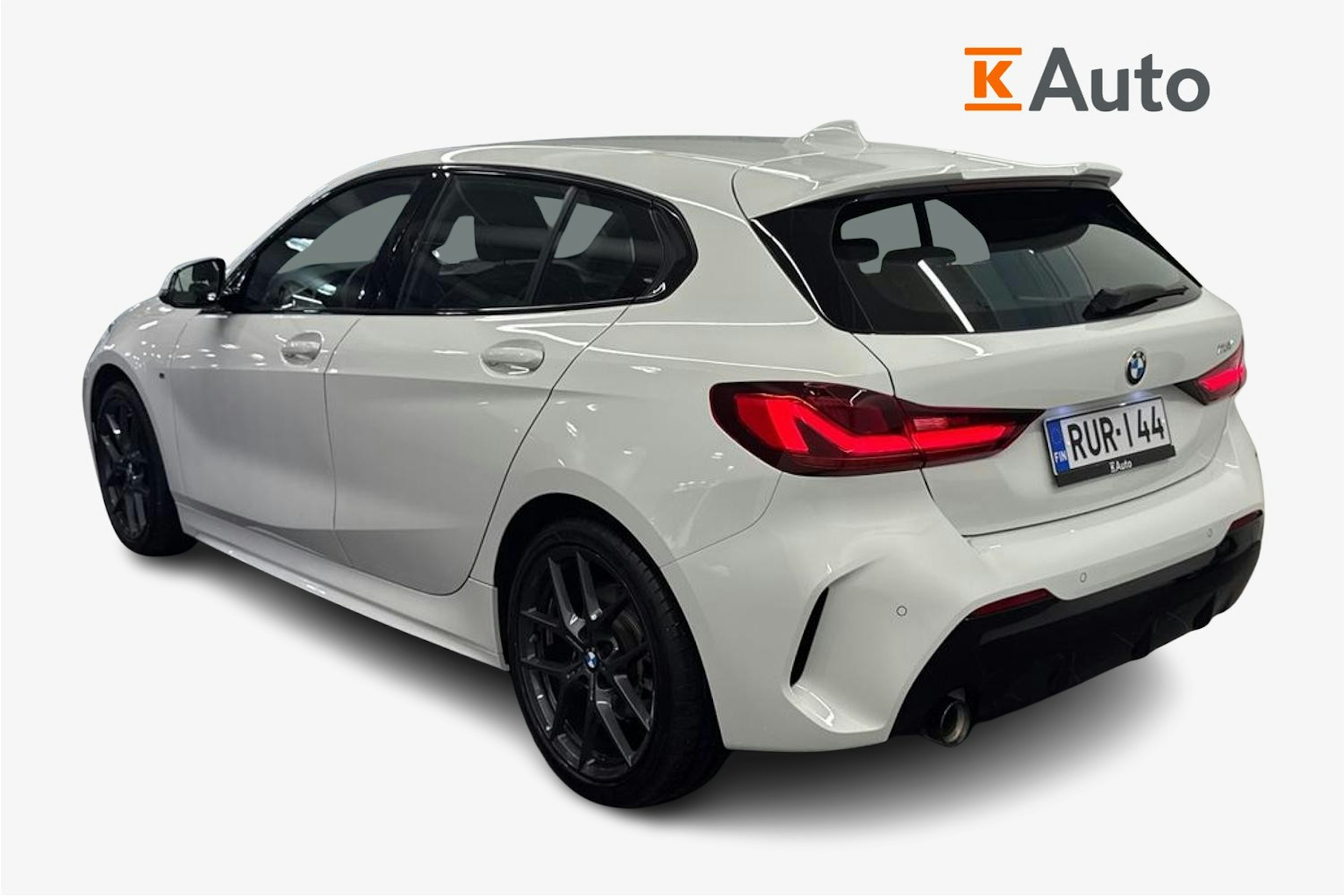 Valkoinen BMW 118 2022 kuva 2.