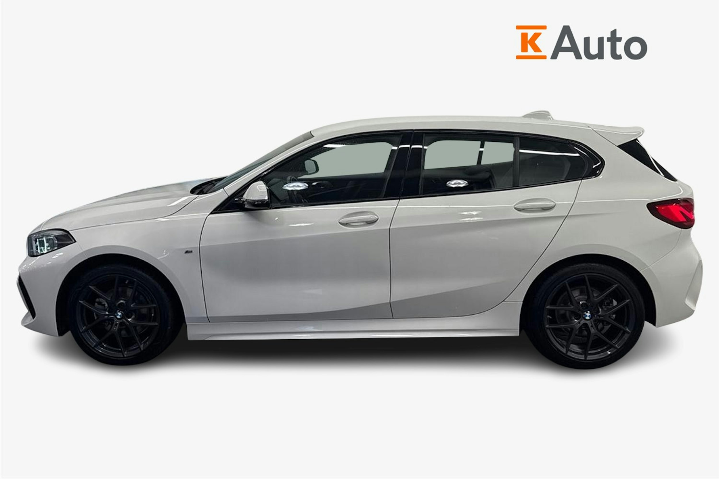 Valkoinen BMW 118 2022 kuva 6.